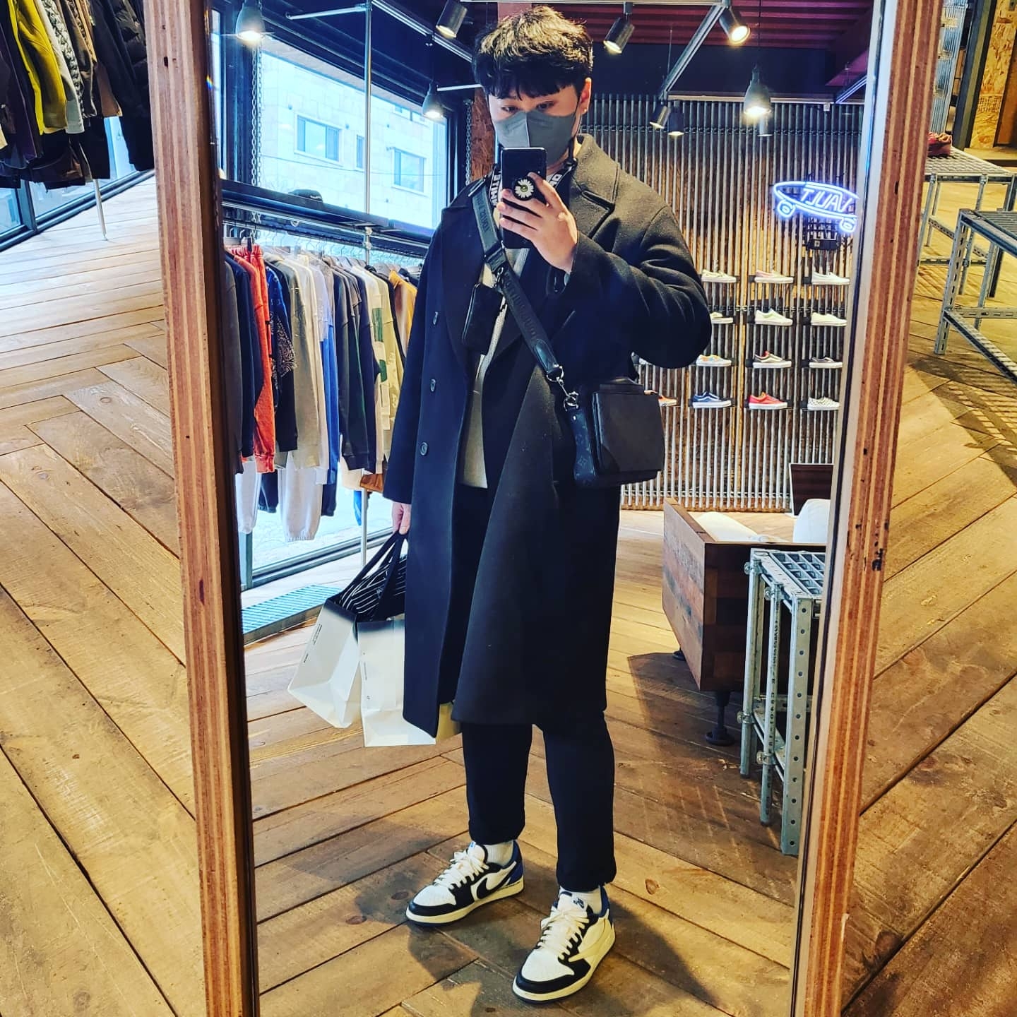 Louis Vuitton Trio Messenger Monogram Eclipse, Jordan 1 x Travis Scott x Fragment Retro Low OG SP Military Blue 착용 스타일