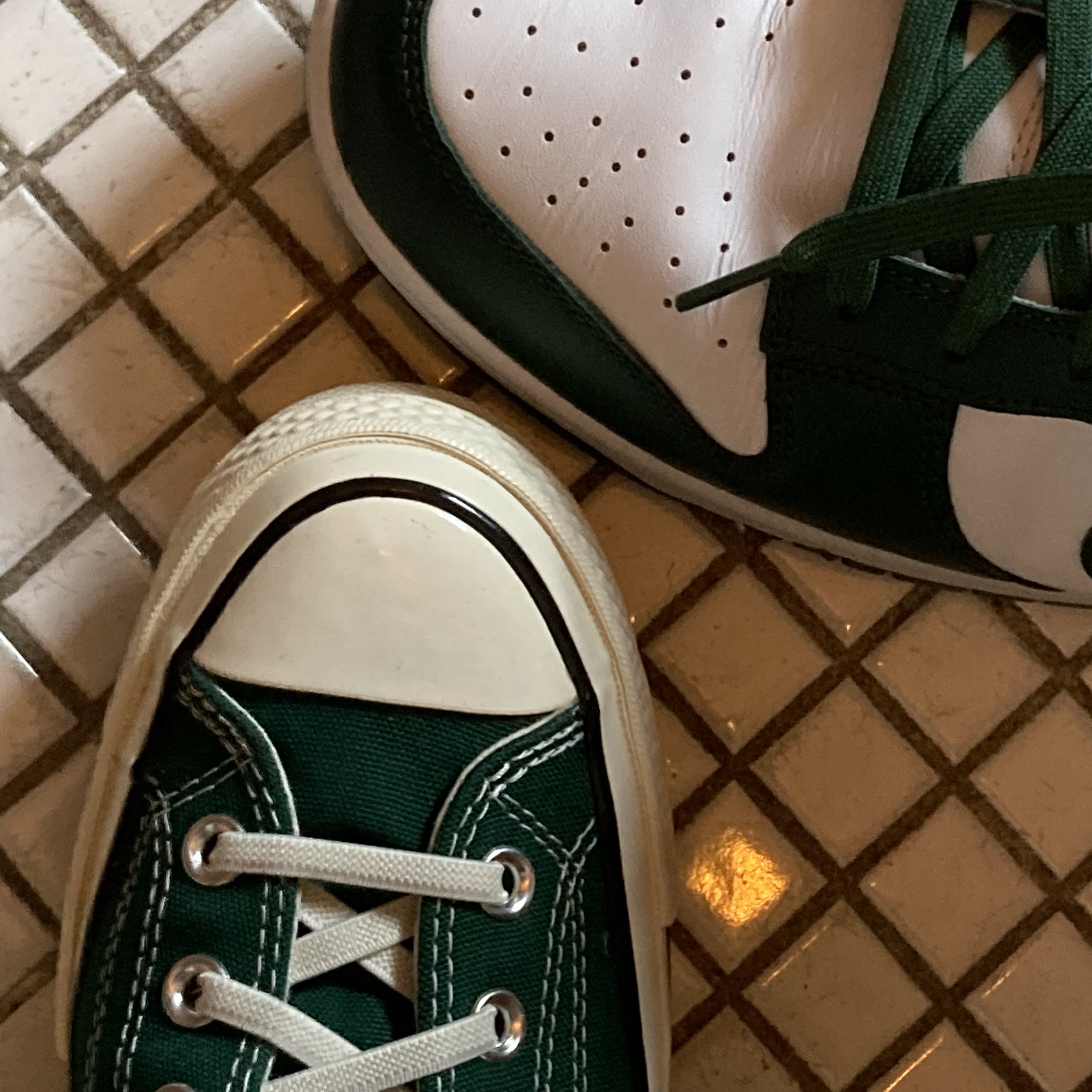 Converse Chuck 70 High Midnight Clover, Nike Dunk Low Retro Varsity Green 착용 스타일 - 3