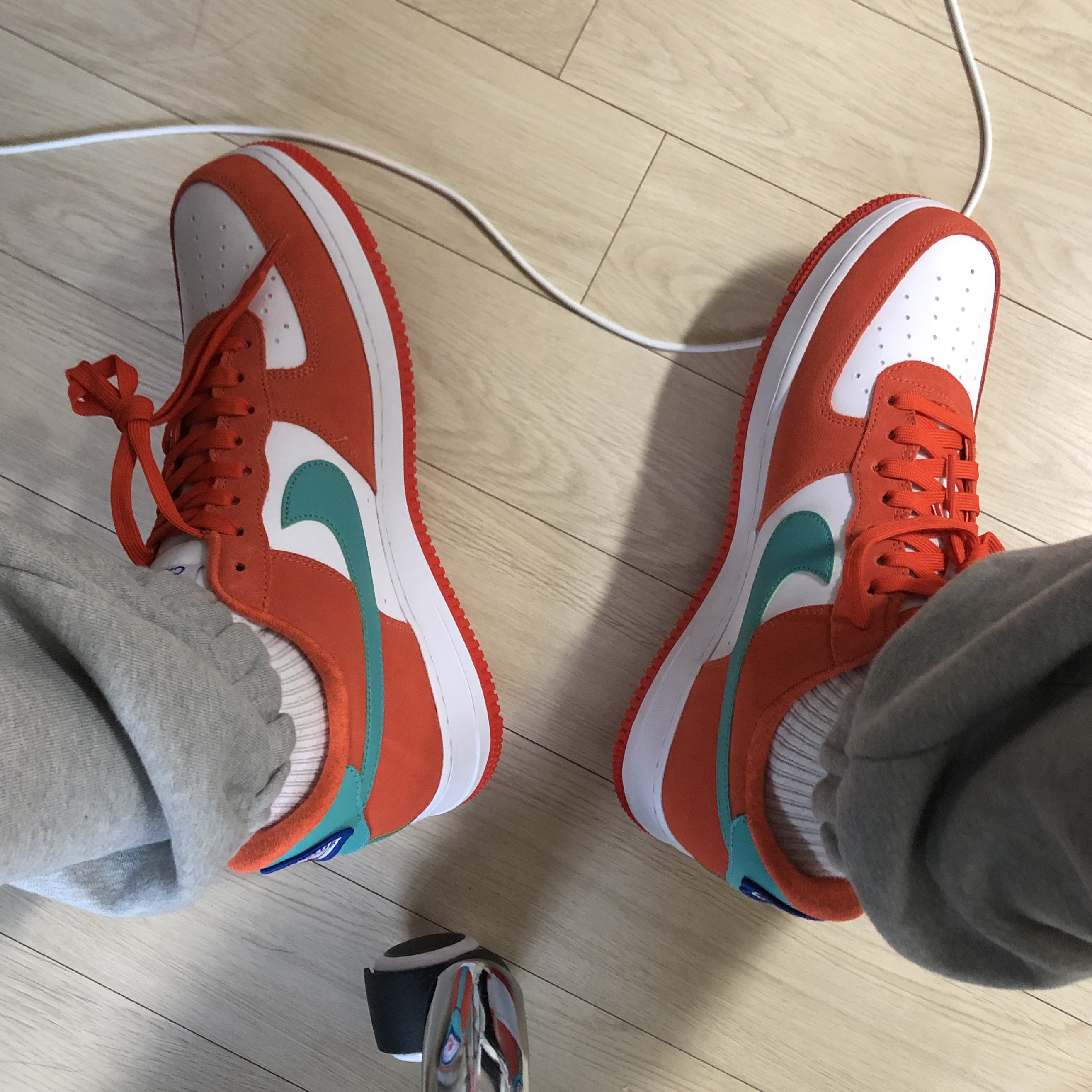 Nike Air Force 1 '07 LV8 Athletic Club Rush Orange Washed Teal 착용 스타일