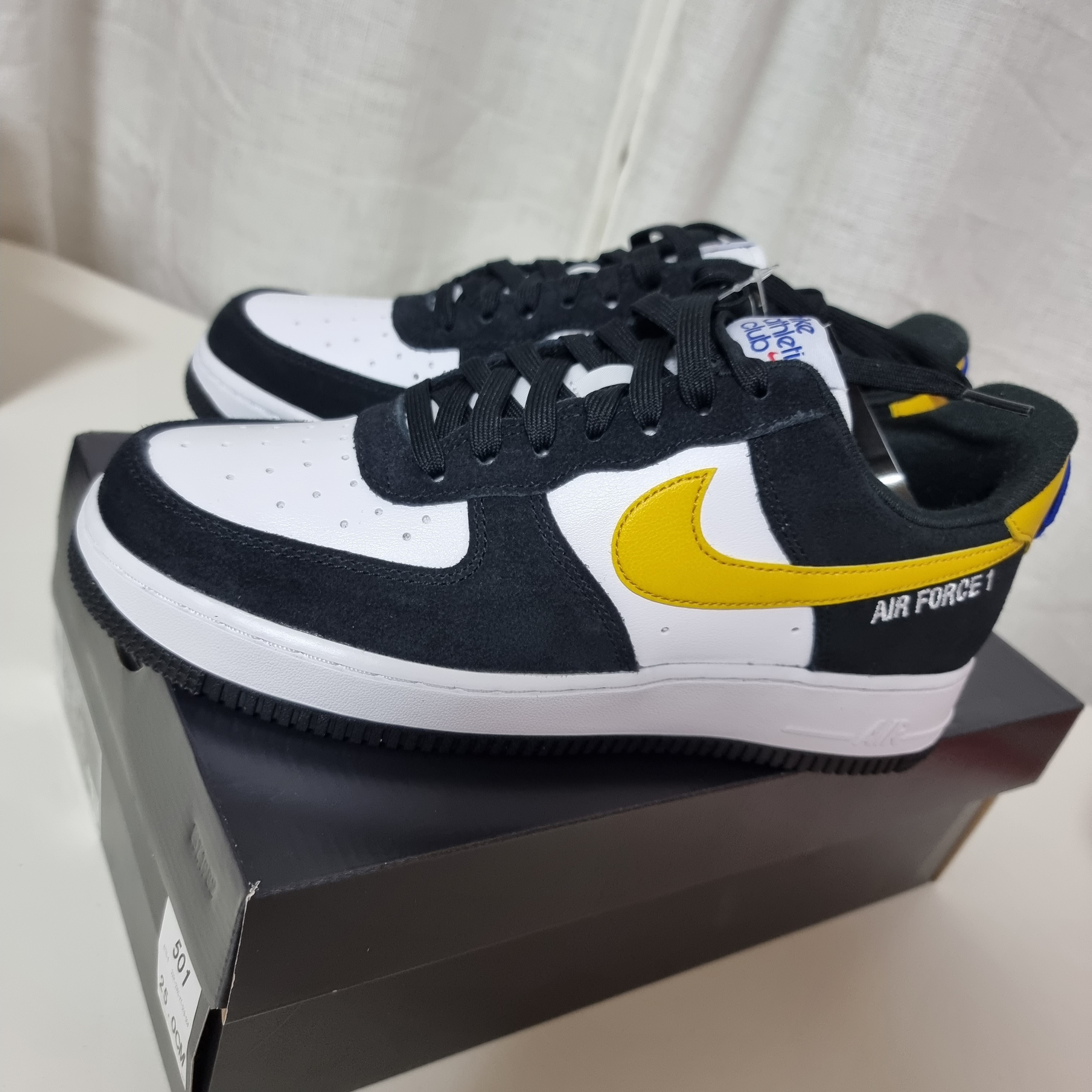 Nike Air Force 1 '07 LV8 Athletic Club Black Dark Sulfur 착용 스타일 - 3