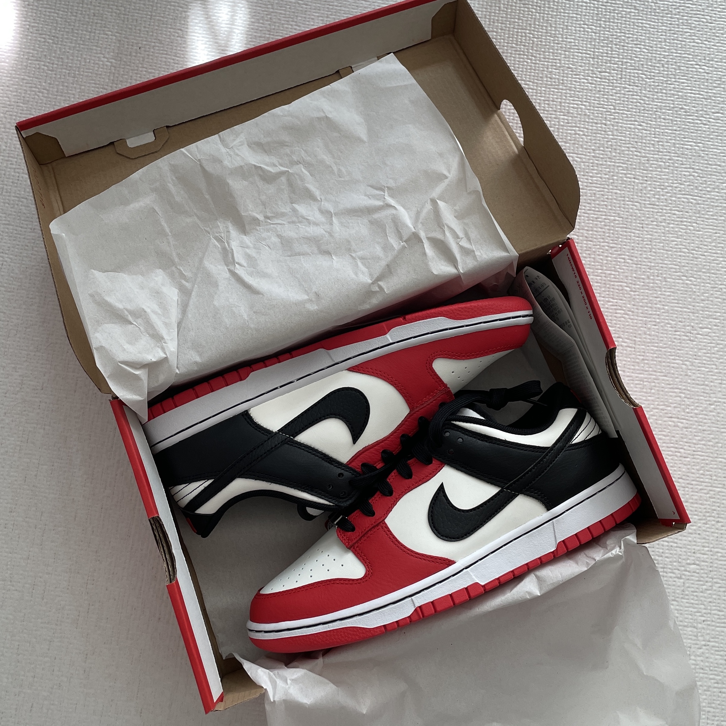 Nike x NBA Dunk Low Retro EMB Black and Chile Red 착용 스타일 - 2