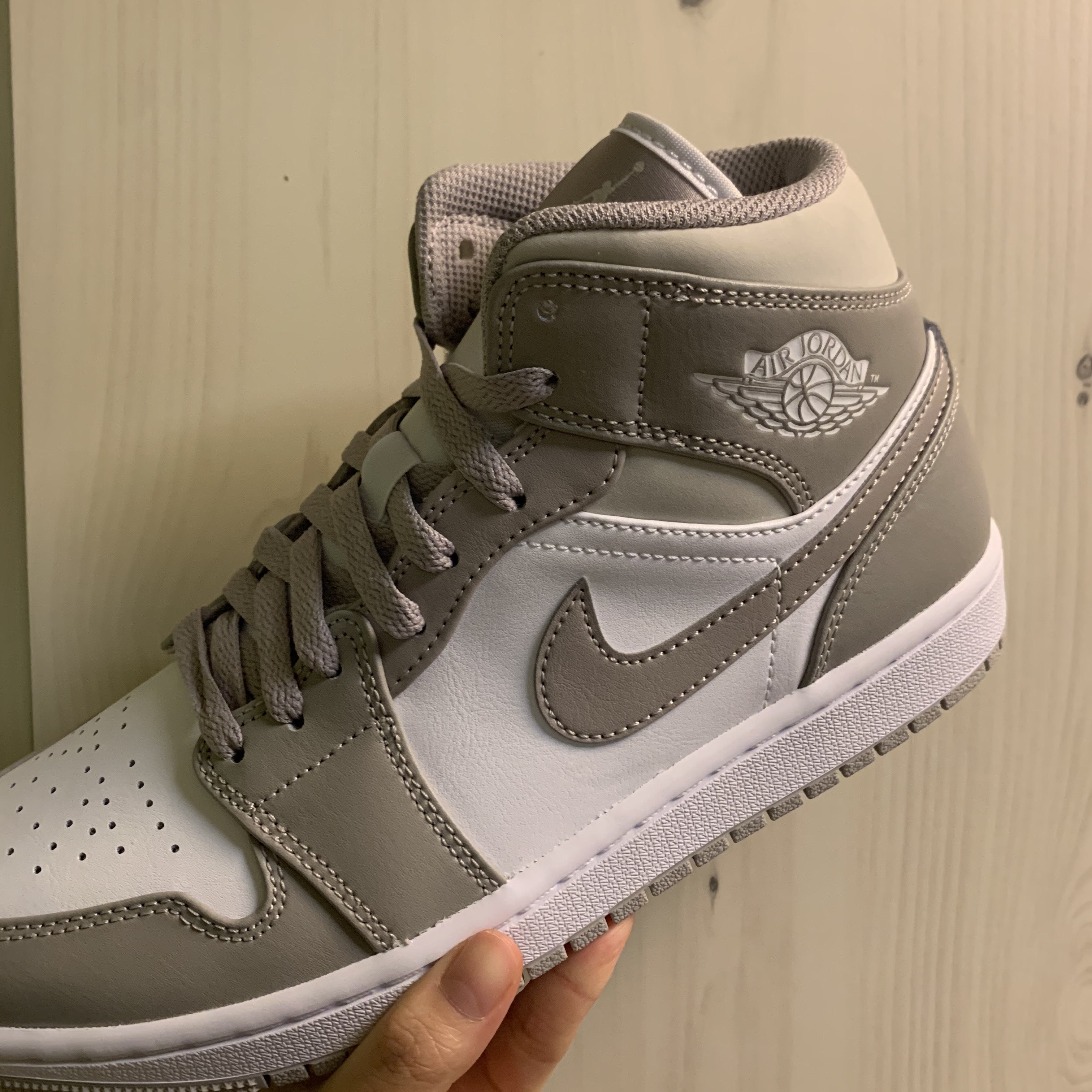 Jordan 1 Mid College Grey 착용 스타일