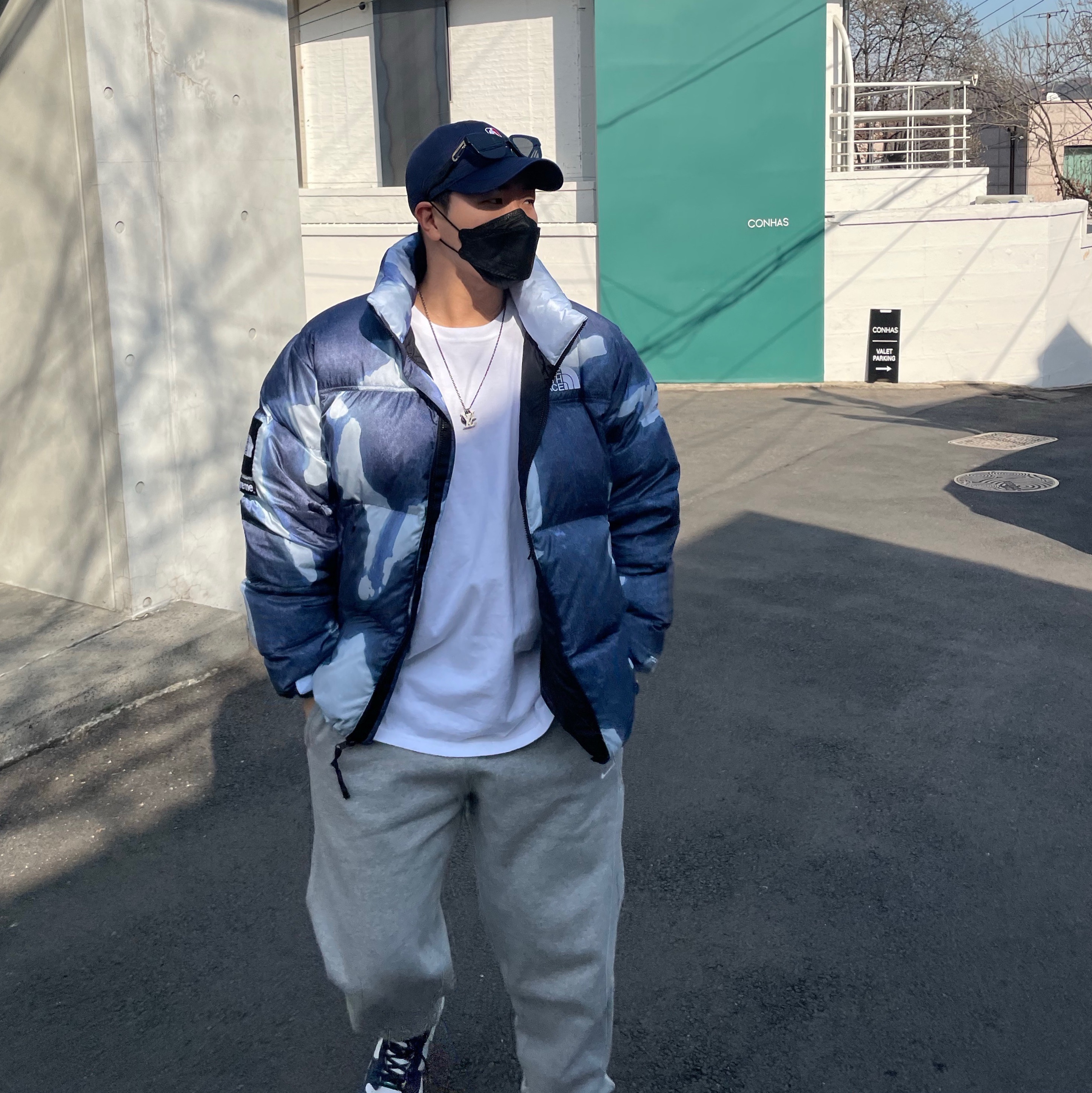 Supreme x The North Face Bleached Denim Print Nuptse Jacket Indigo - 21FW, Jordan 1 Retro High OG CO.JP Midnight Navy 착용 스타일