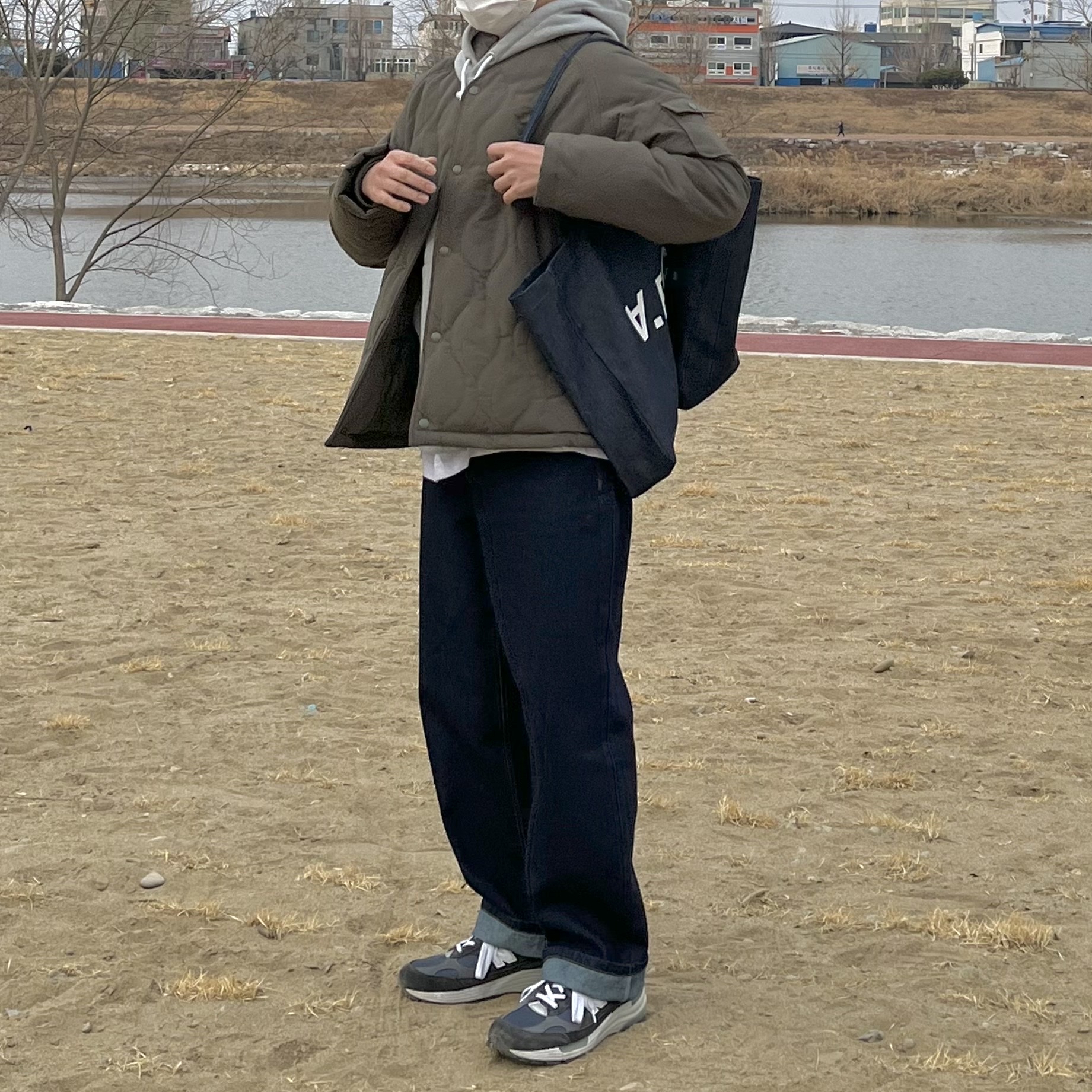 A.P.C. Daniela Shopping Bag Indigo, New Balance 992 Made in USA Navy 착용 스타일 - 1