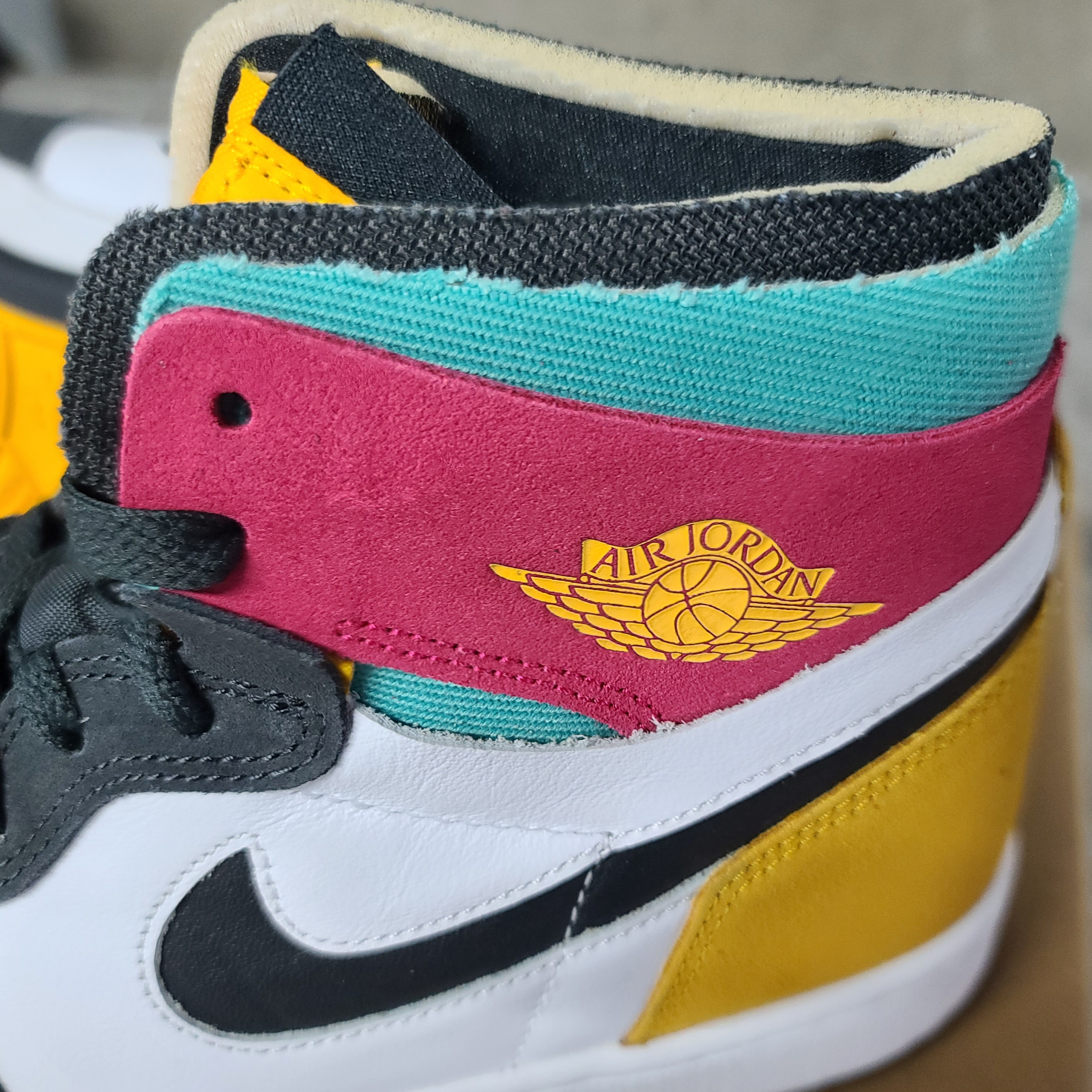 Jordan 1 Zoom Air CMFT Anthracite Pink Gold 착용 스타일 - 4