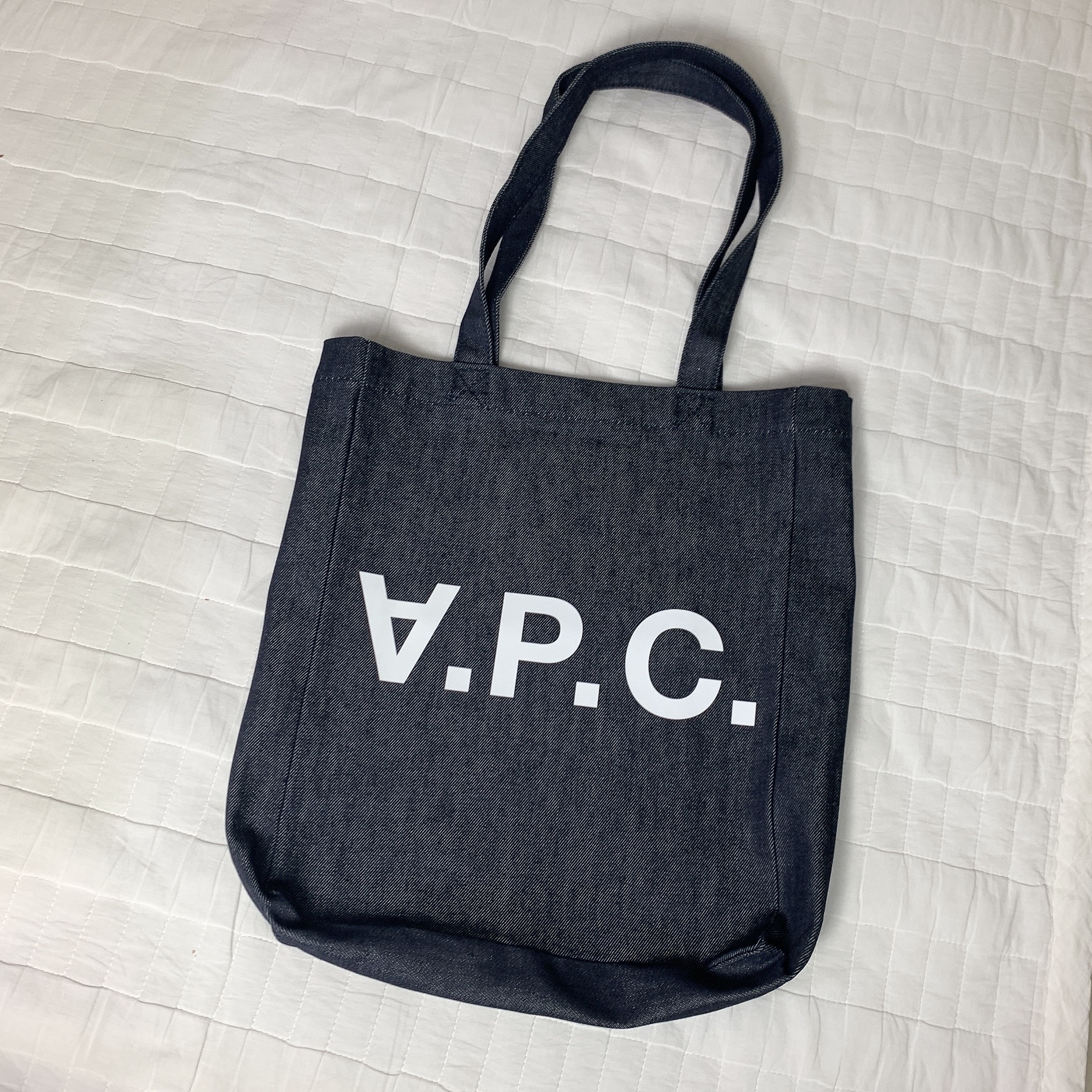 A.P.C. Laure Tote Bag Blue 착용 스타일