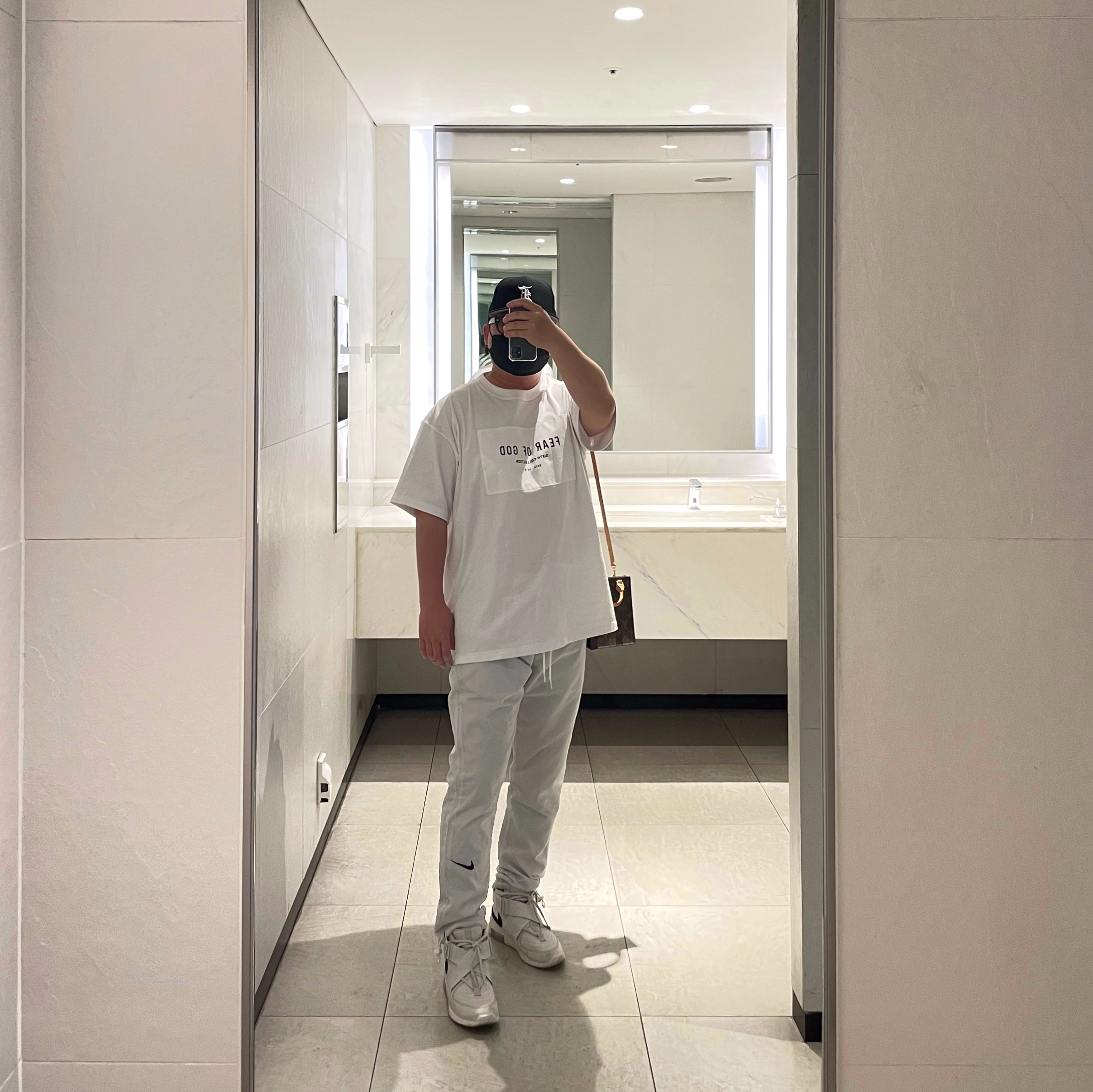 Louis Vuitton Petit Sac Plat Monogram, Nike x Fear of God Air Fear of God Raid Light Bone 착용 스타일