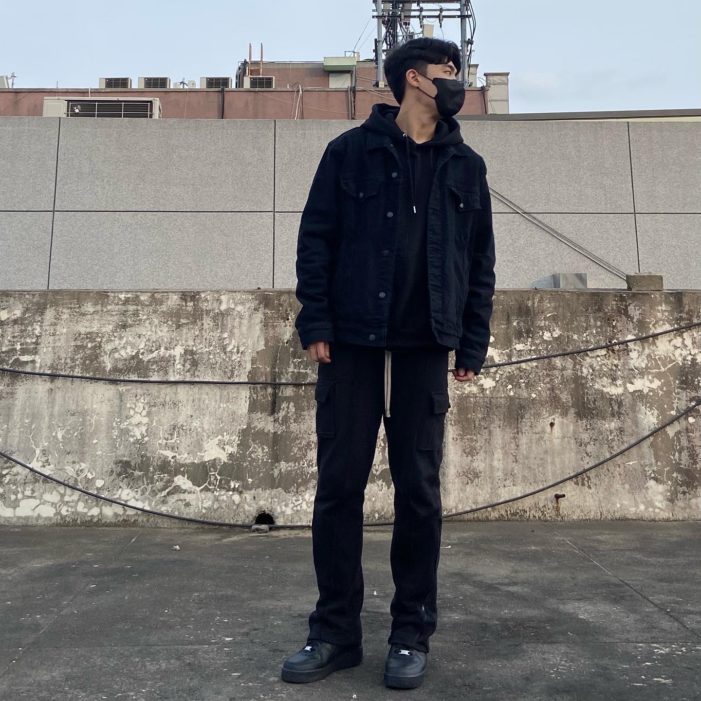 Nike Air Force 1 '07 Low Triple Black 착용 스타일 - 2