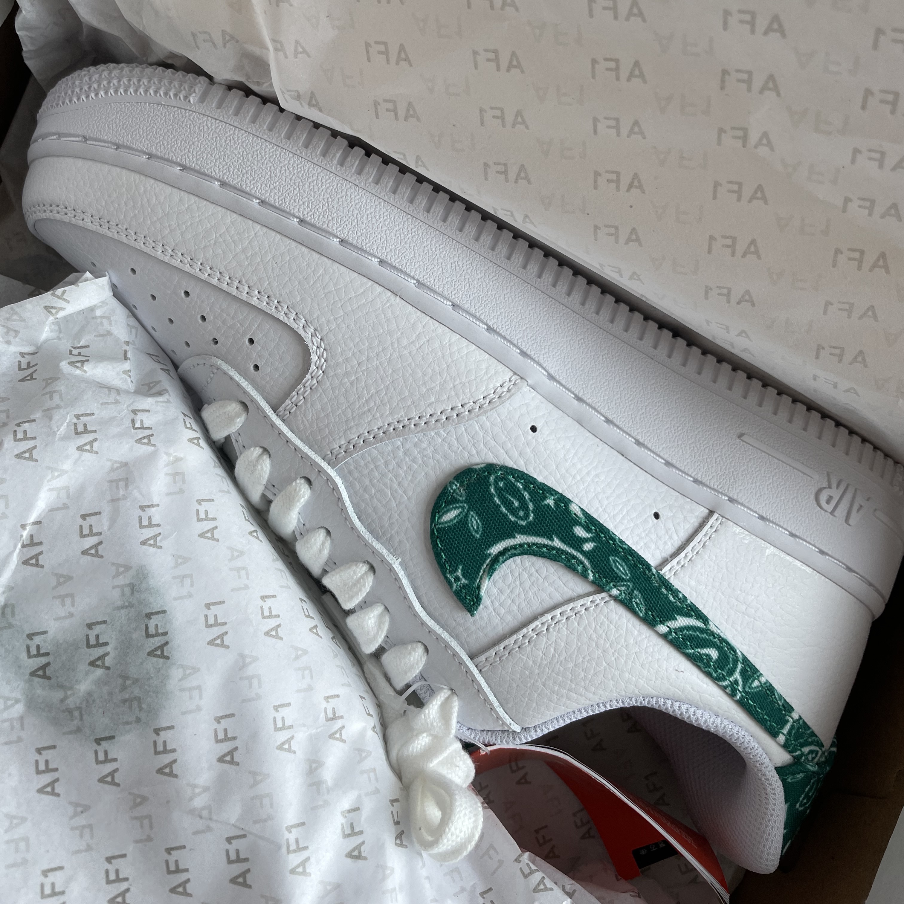 (W) Nike Air Force 1 '07 Essential Paisley Swoosh White Malachite 착용 스타일 - 2
