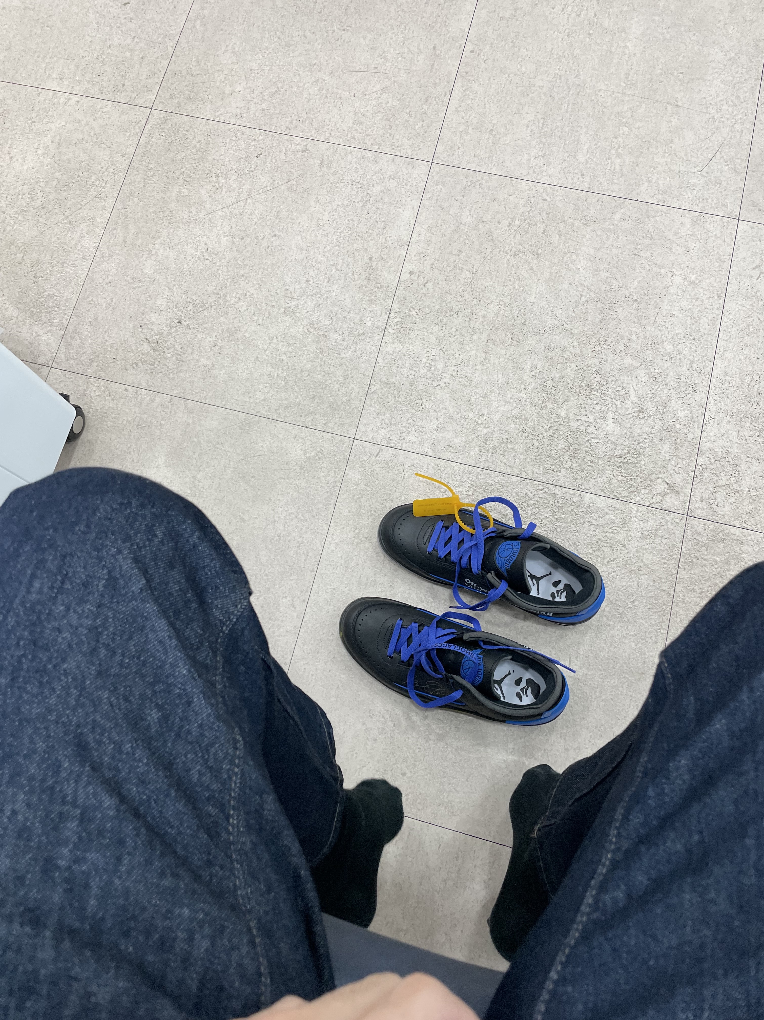 Jordan 2 x Off-White Retro Low SP Black and Varsity Royal 착용 스타일 - 3