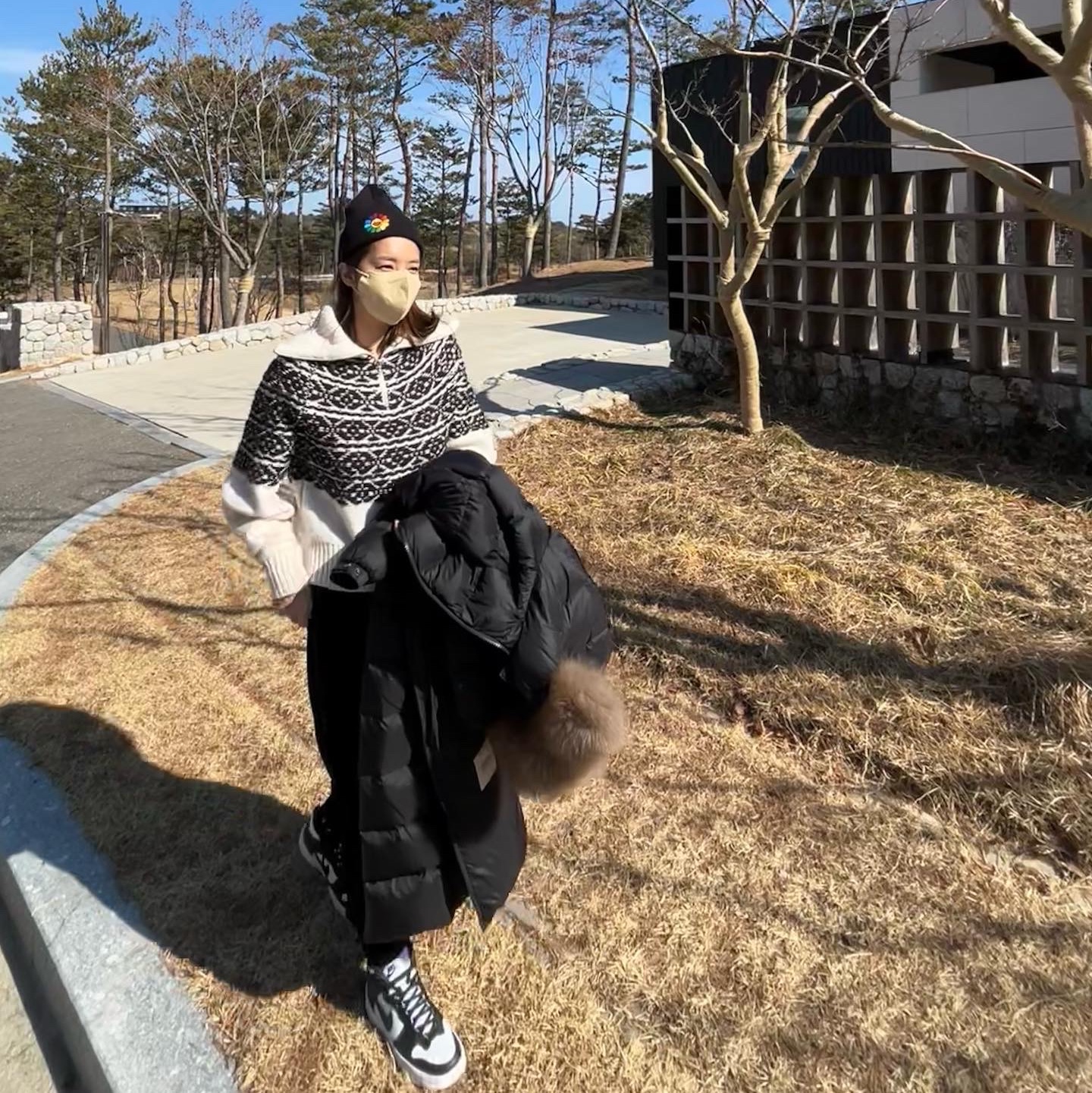 (W) Nike Dunk High Up Black and White, New Era x Murakami Takashi Ohana Beanie Black 착용 스타일