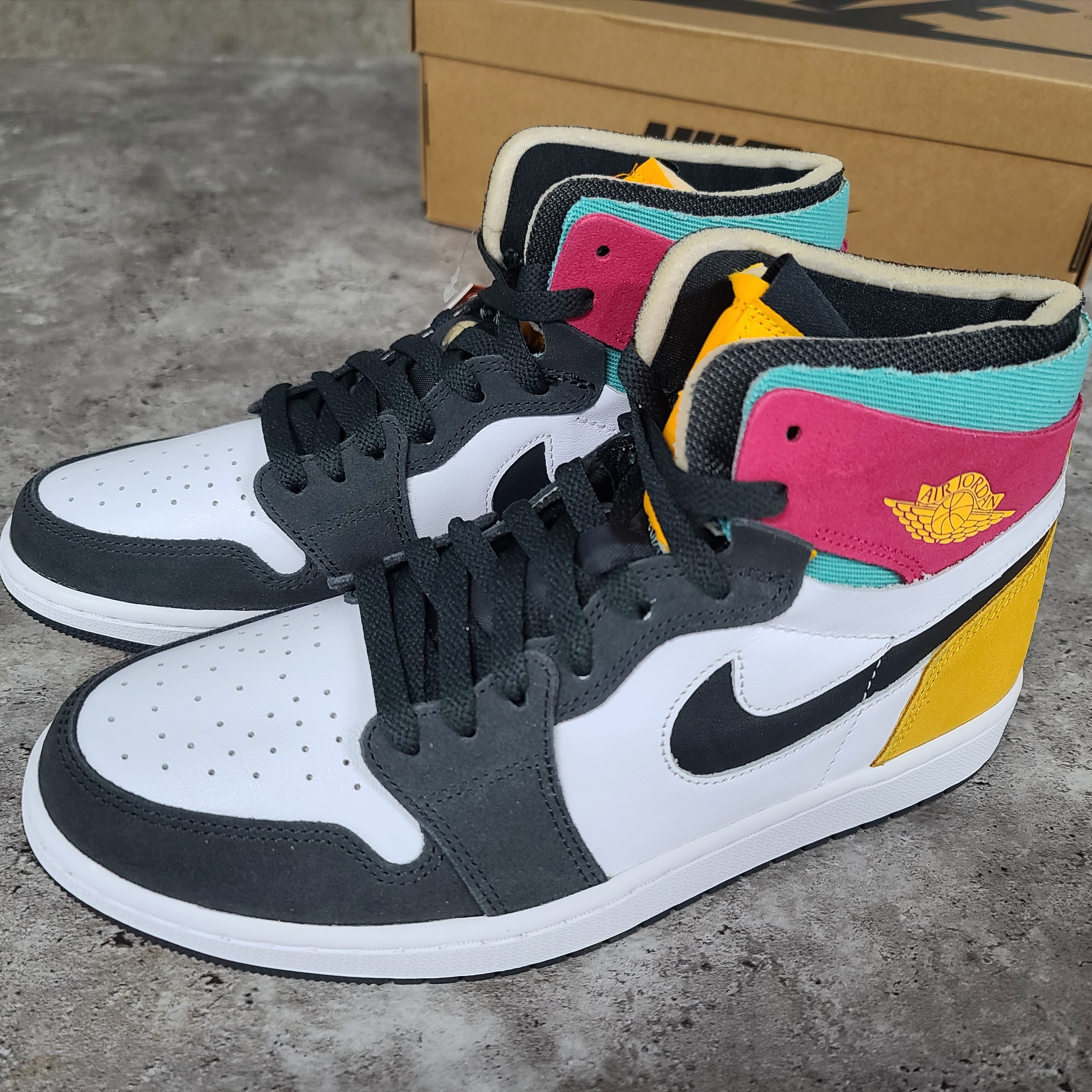 Jordan 1 Zoom Air CMFT Anthracite Pink Gold 착용 스타일 - 3