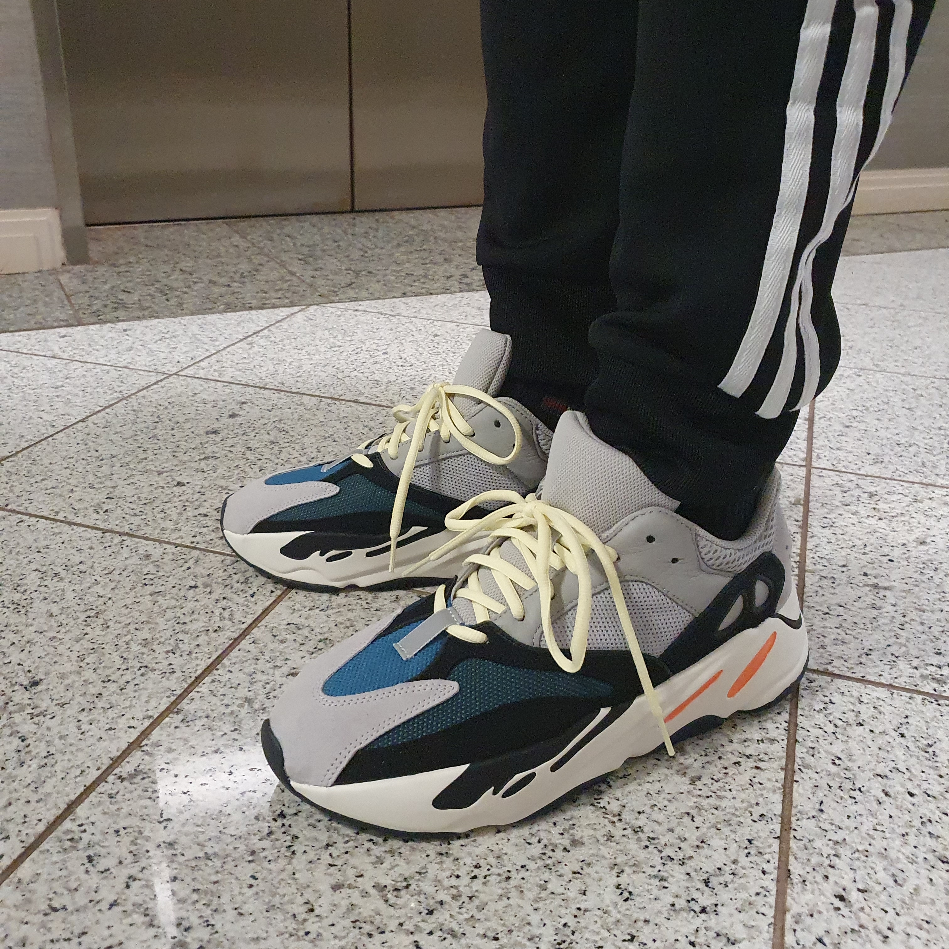Adidas Yeezy Boost 700 Wave Runner Solid Grey 2017/2019 착용 스타일