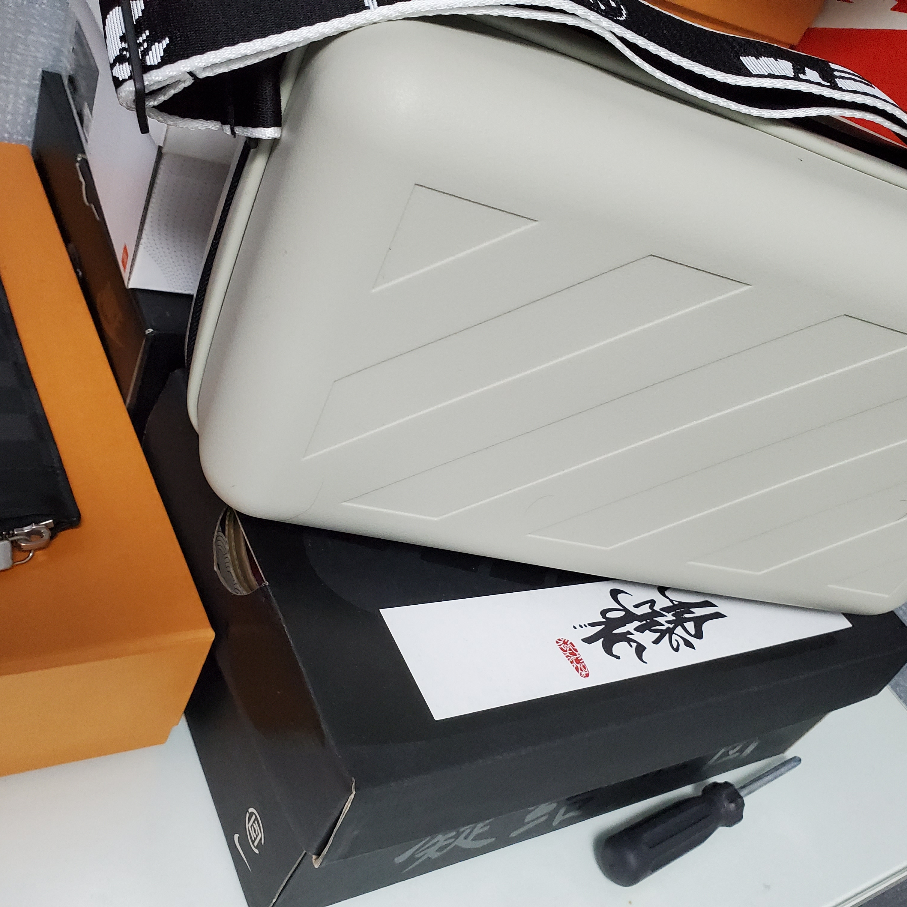 Off-White x Amore Pacific Protection Box (Without Cosmetics) 착용 스타일
