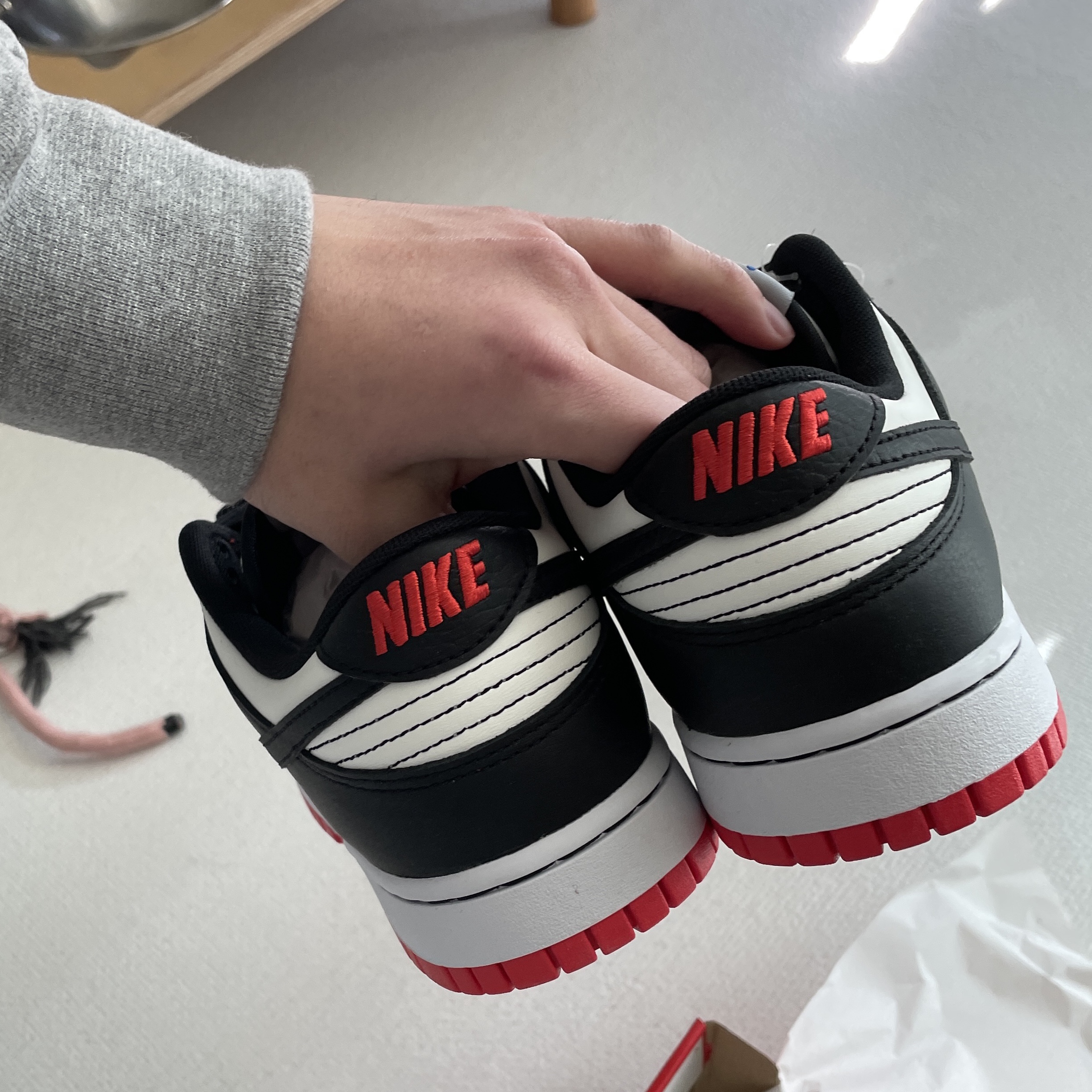 Nike x NBA Dunk Low Retro EMB Black and Chile Red 착용 스타일 - 4
