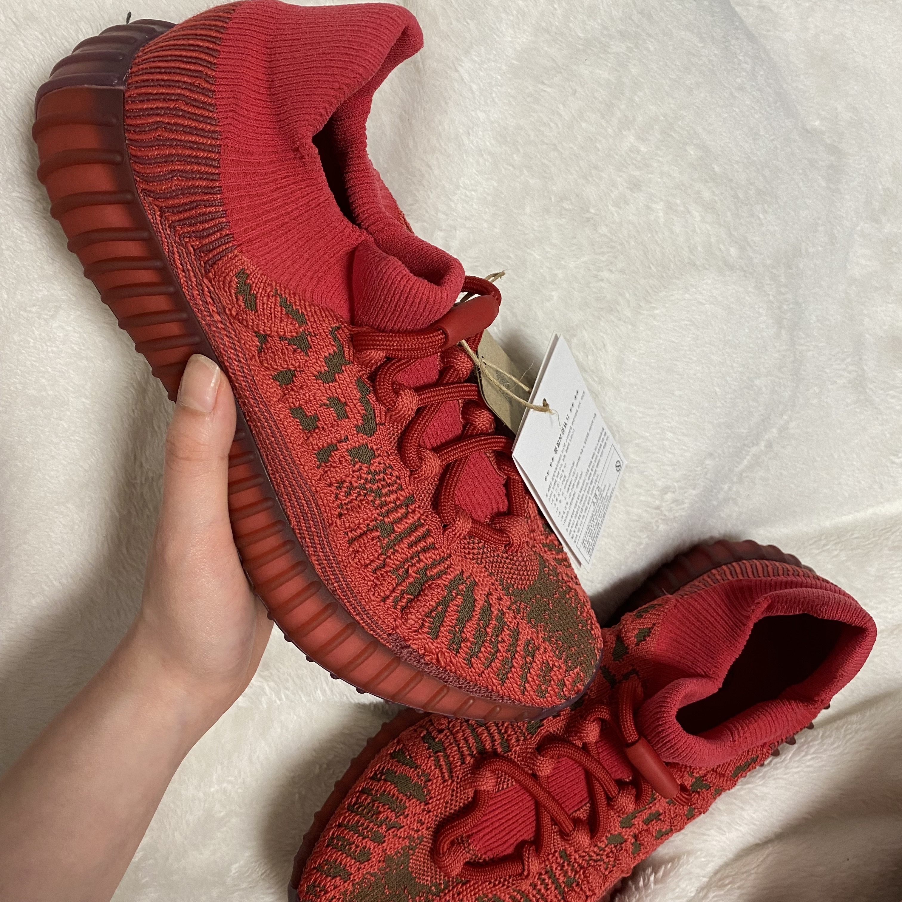 Adidas Yeezy 350 V2 CMPCT Slate Red 착용 스타일