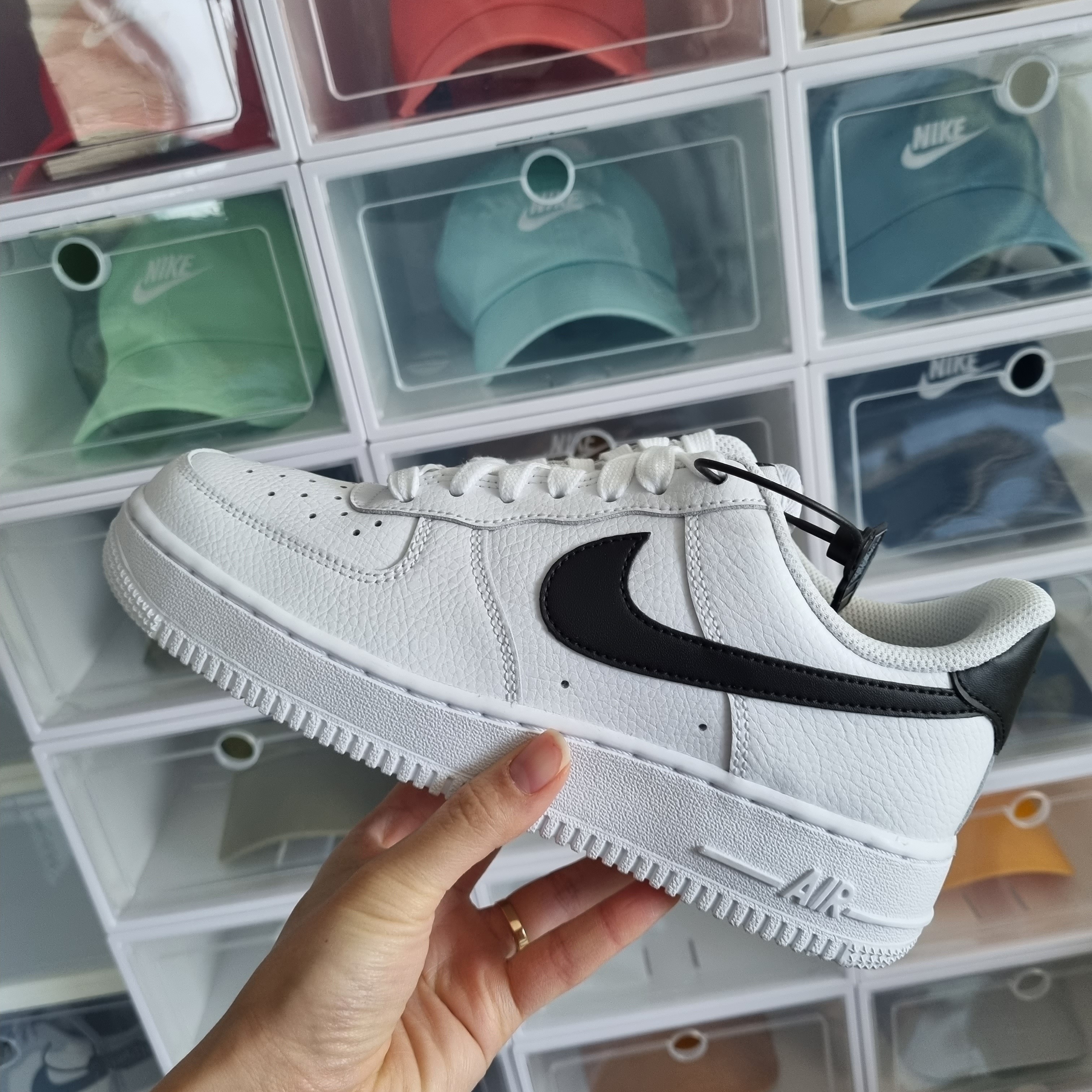 (W) Nike Air Force 1 '07 Low White Black 착용 스타일 - 2