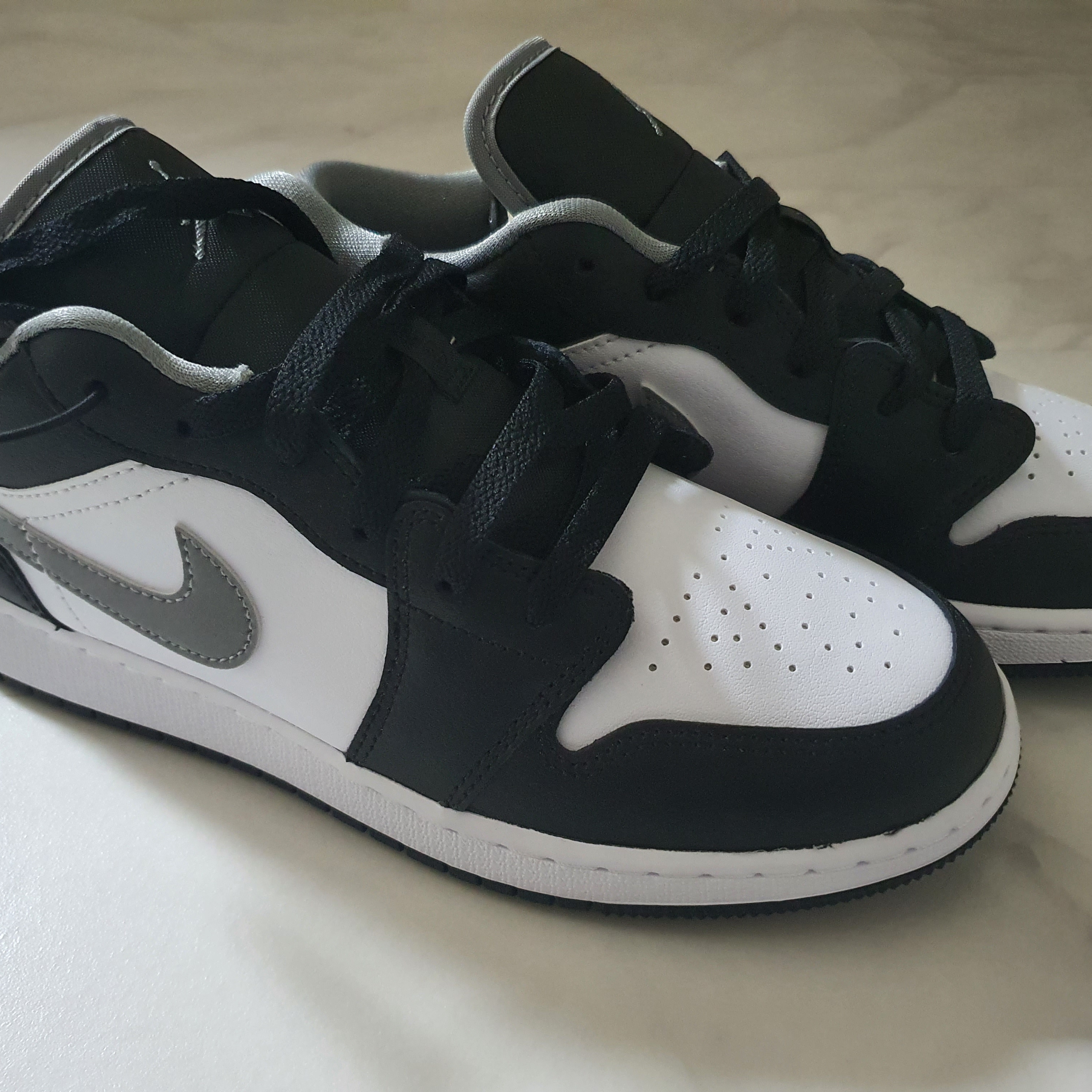 (GS) Jordan 1 Low Black Particle Grey 착용 스타일 - 3