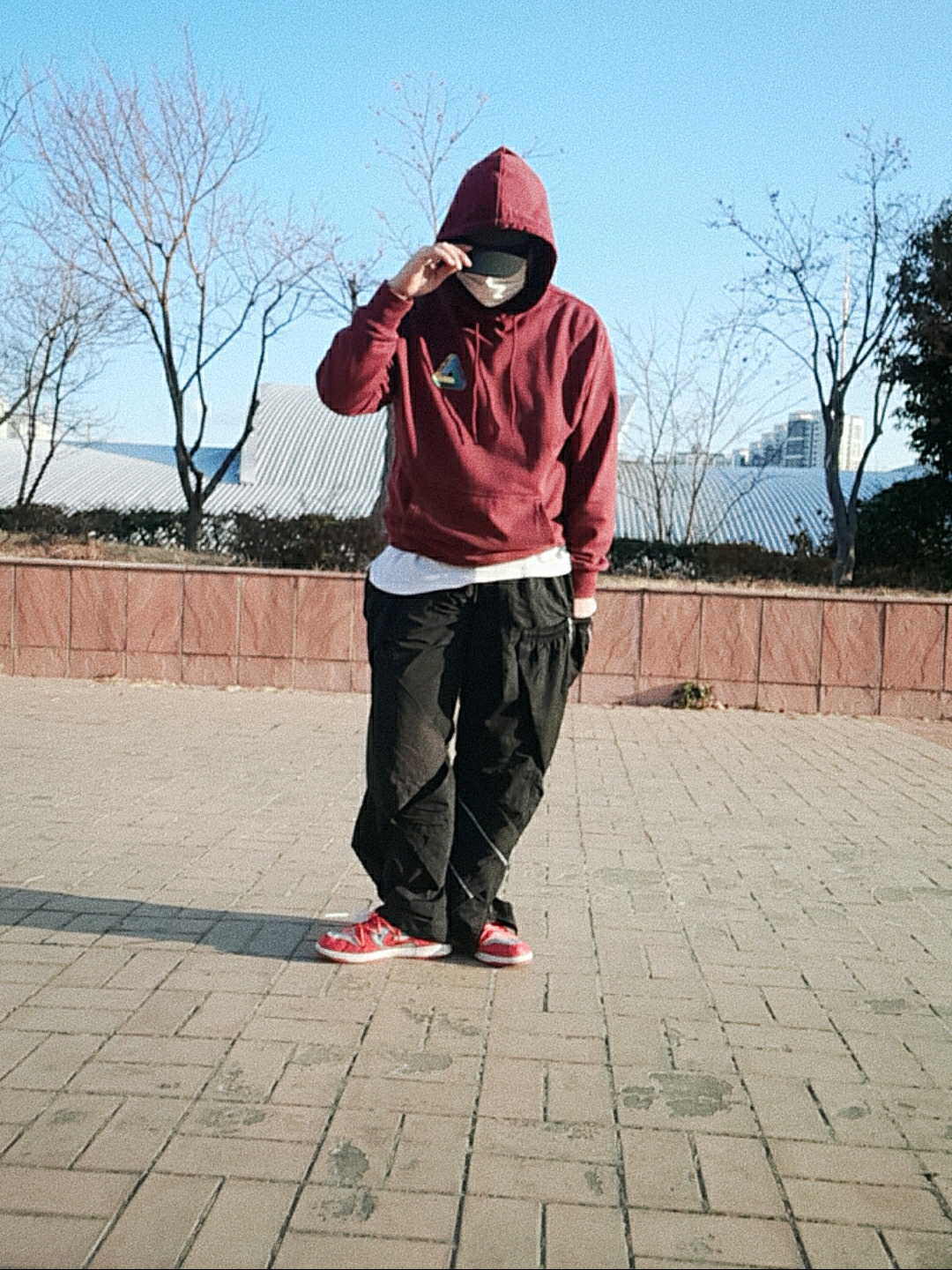 Palace Tri-Dart Hood Burgundy - 20FW, Nike x Off-White Dunk Low University Red 착용 스타일 - 3
