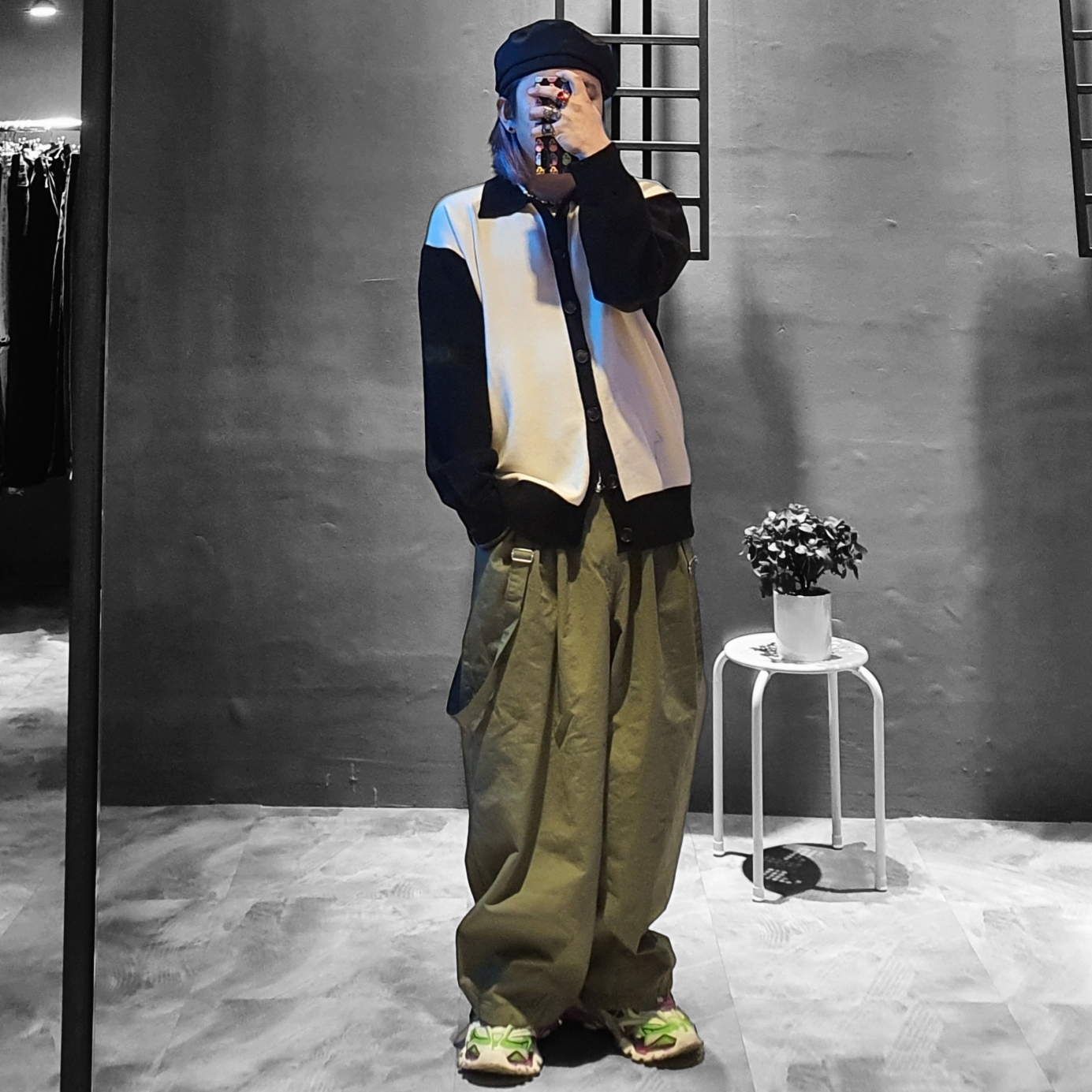 Balenciaga Track.2 Sneakers White Green Pink 착용 스타일 - 2