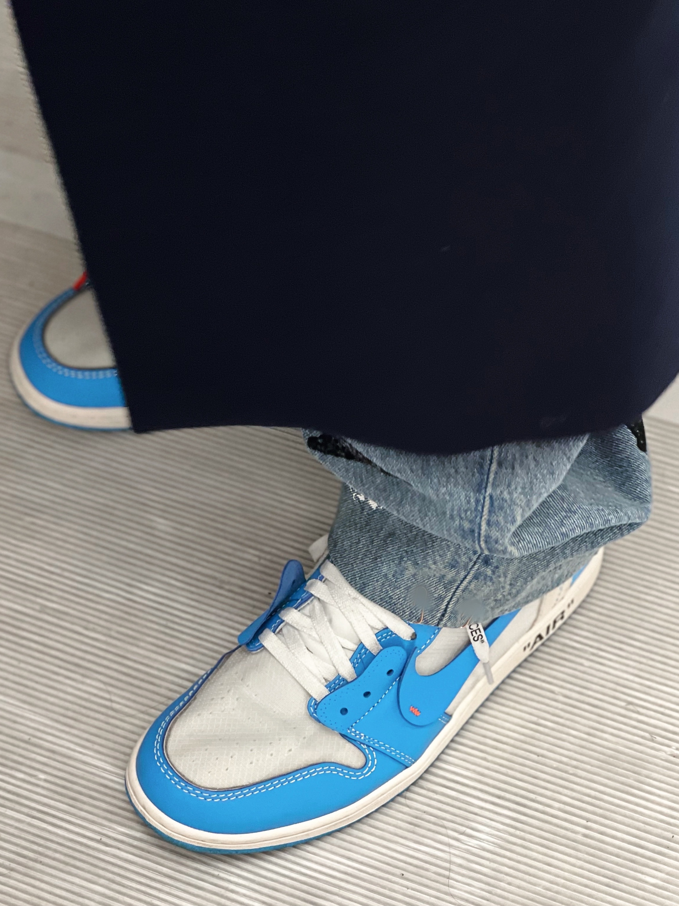 Jordan 1 x Off-White Retro High University Blue 착용 스타일 - 2