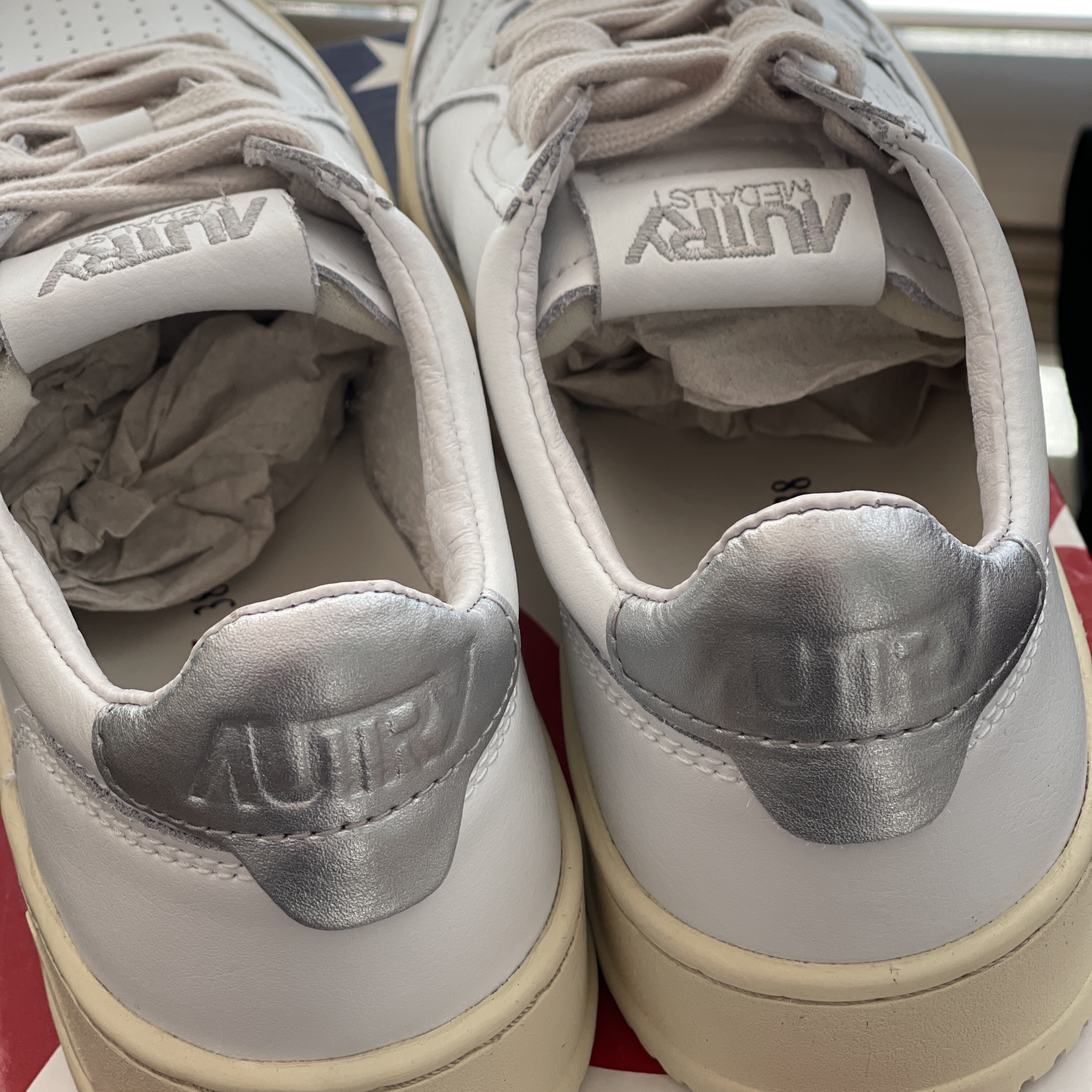 (W) Autry Medalist Low Leather Sneakers White Silver 착용 스타일 - 3