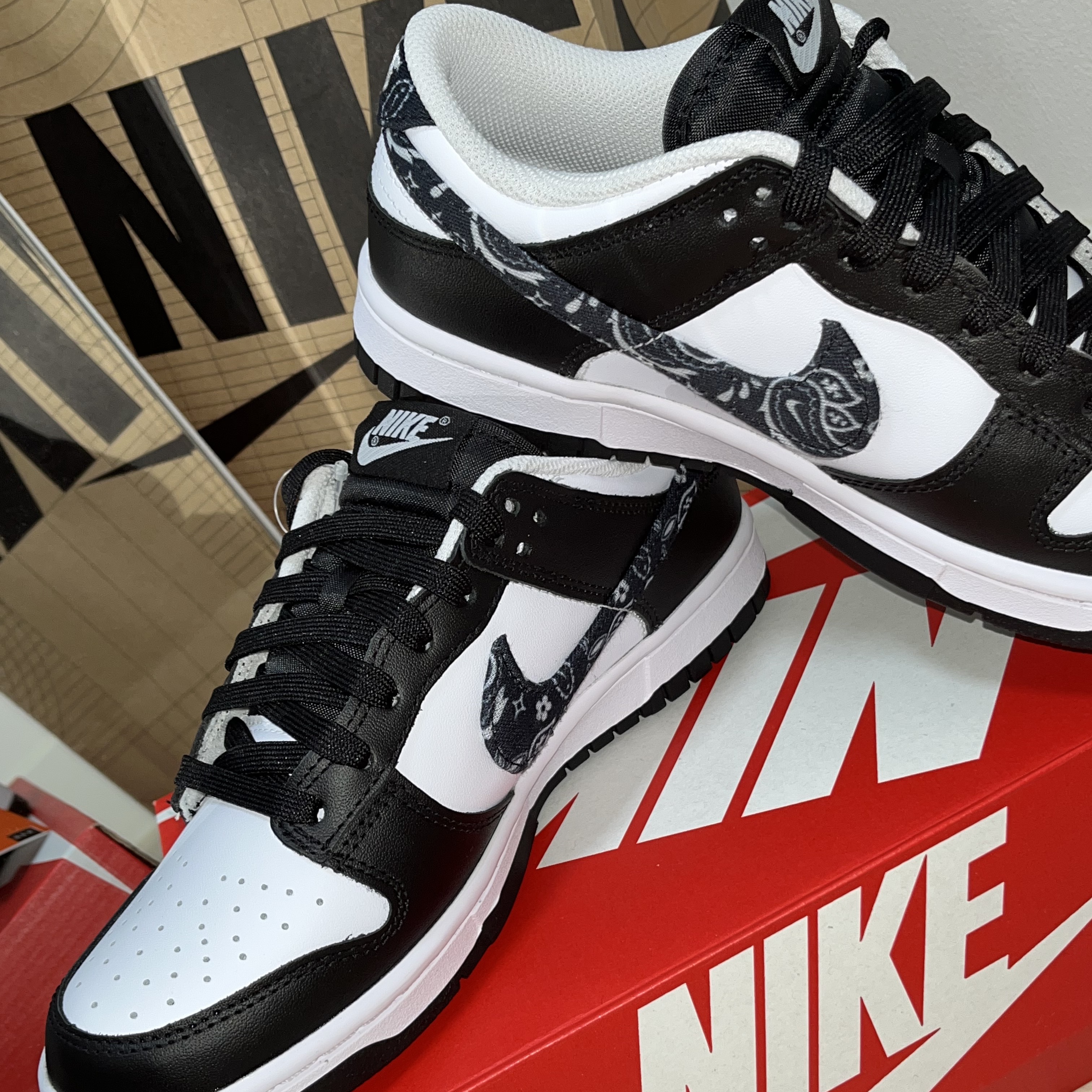 (W) Nike Dunk Low Essential Black Paisley 착용 스타일