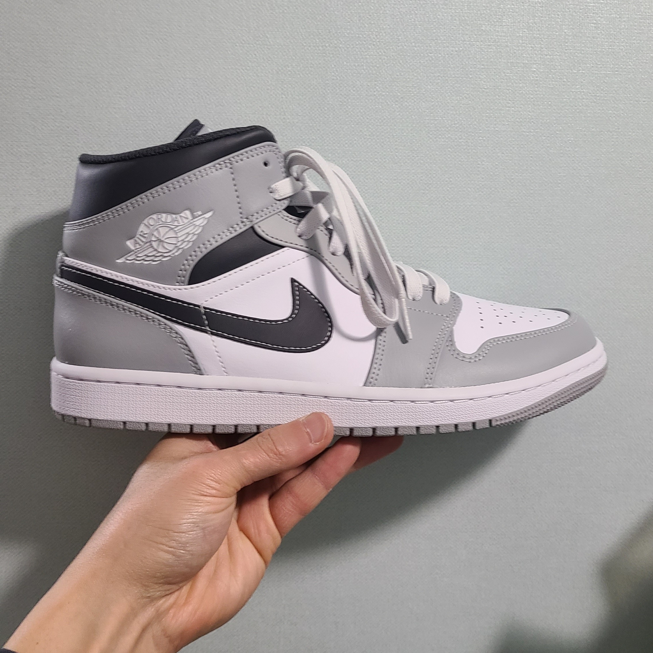 Jordan 1 Mid Light Smoke Grey Anthracite 착용 스타일 - 2