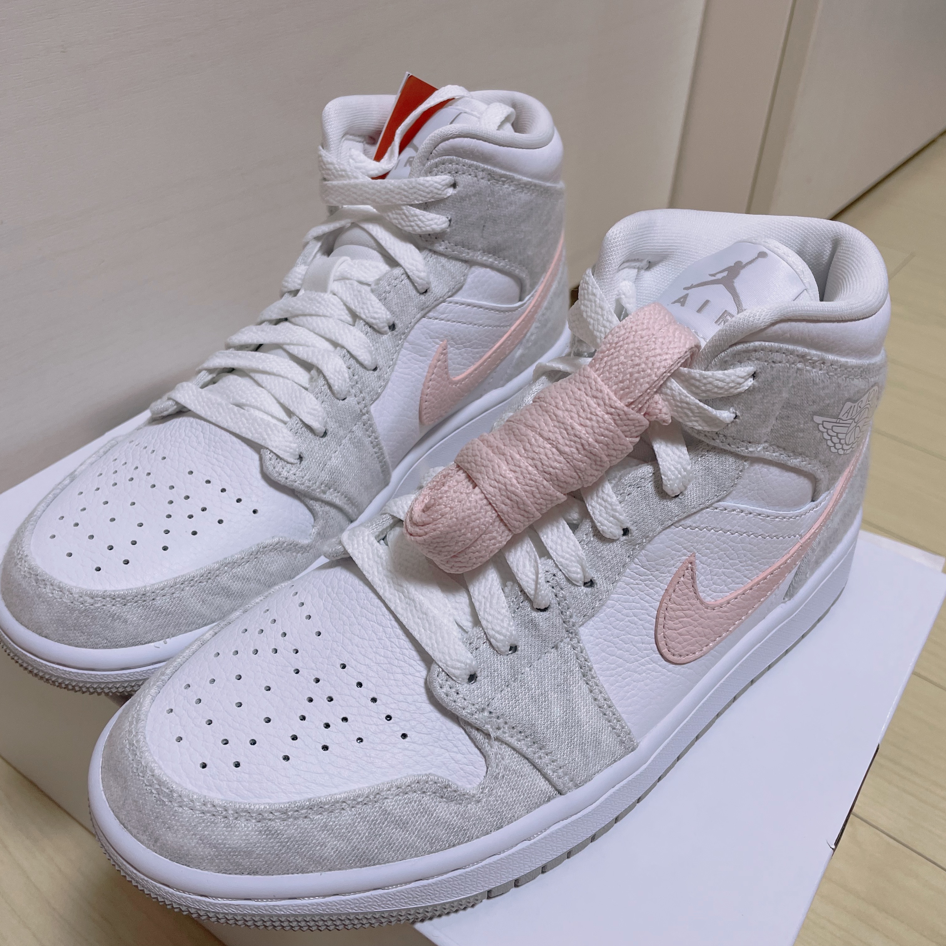 (W) Jordan 1 Mid SE Light Iron Ore 착용 스타일 - 1