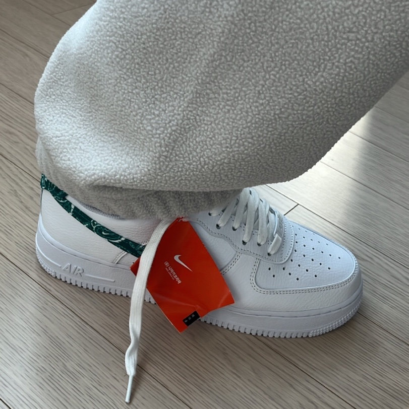 (W) Nike Air Force 1 '07 Essential Paisley Swoosh White Malachite 착용 스타일 - 1