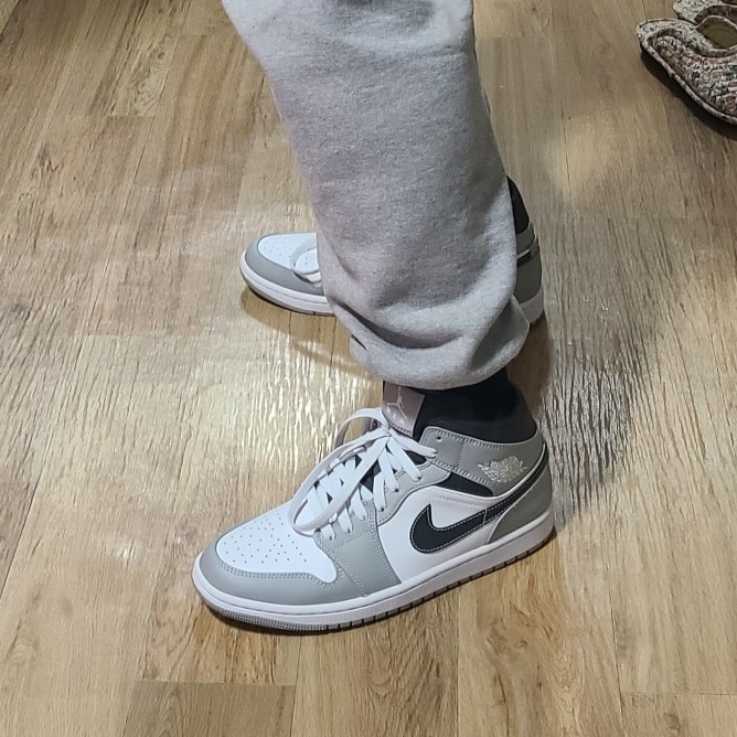 Jordan 1 Mid Light Smoke Grey Anthracite 착용 스타일 - 1