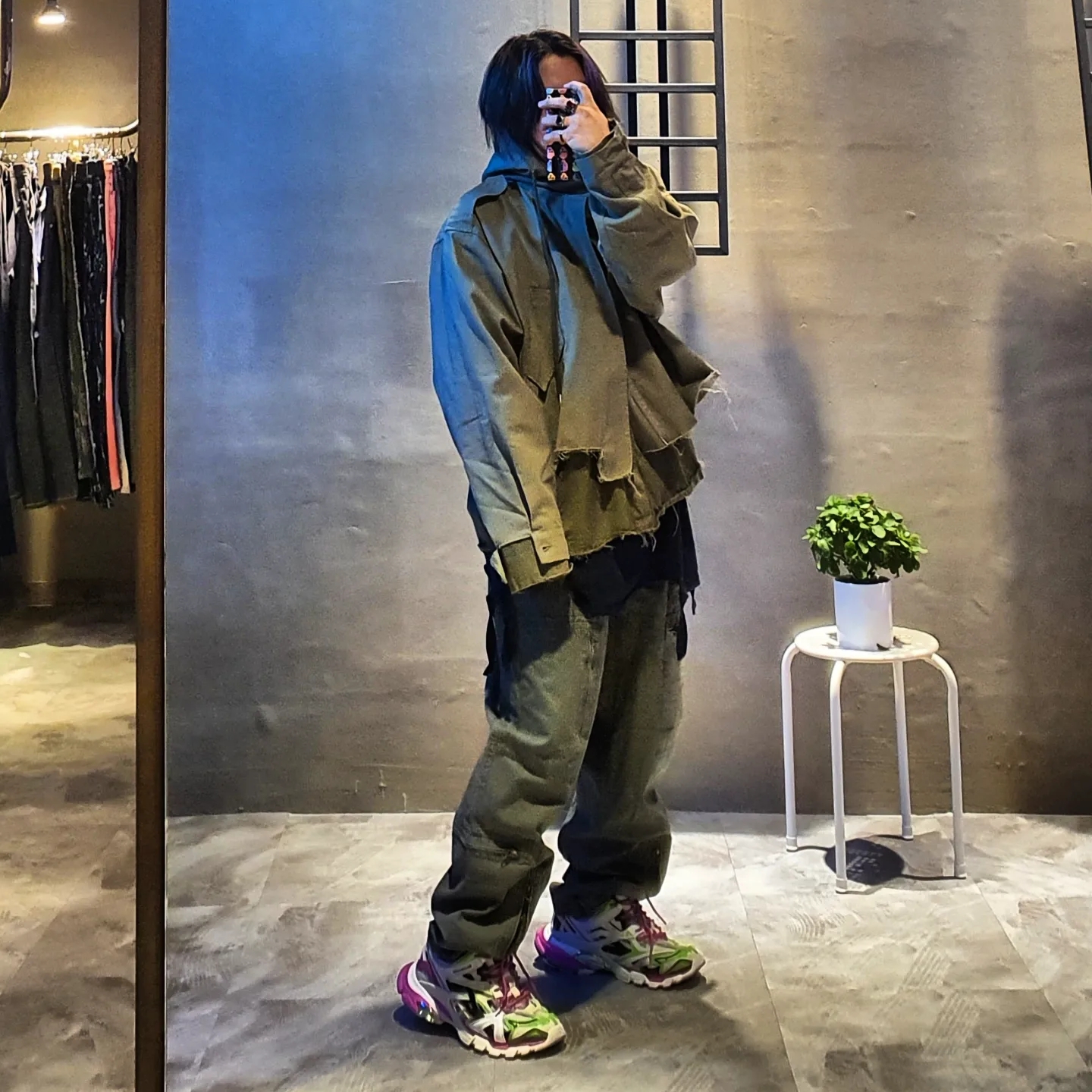 Balenciaga Track.2 Sneakers White Green Pink 착용 스타일 - 3