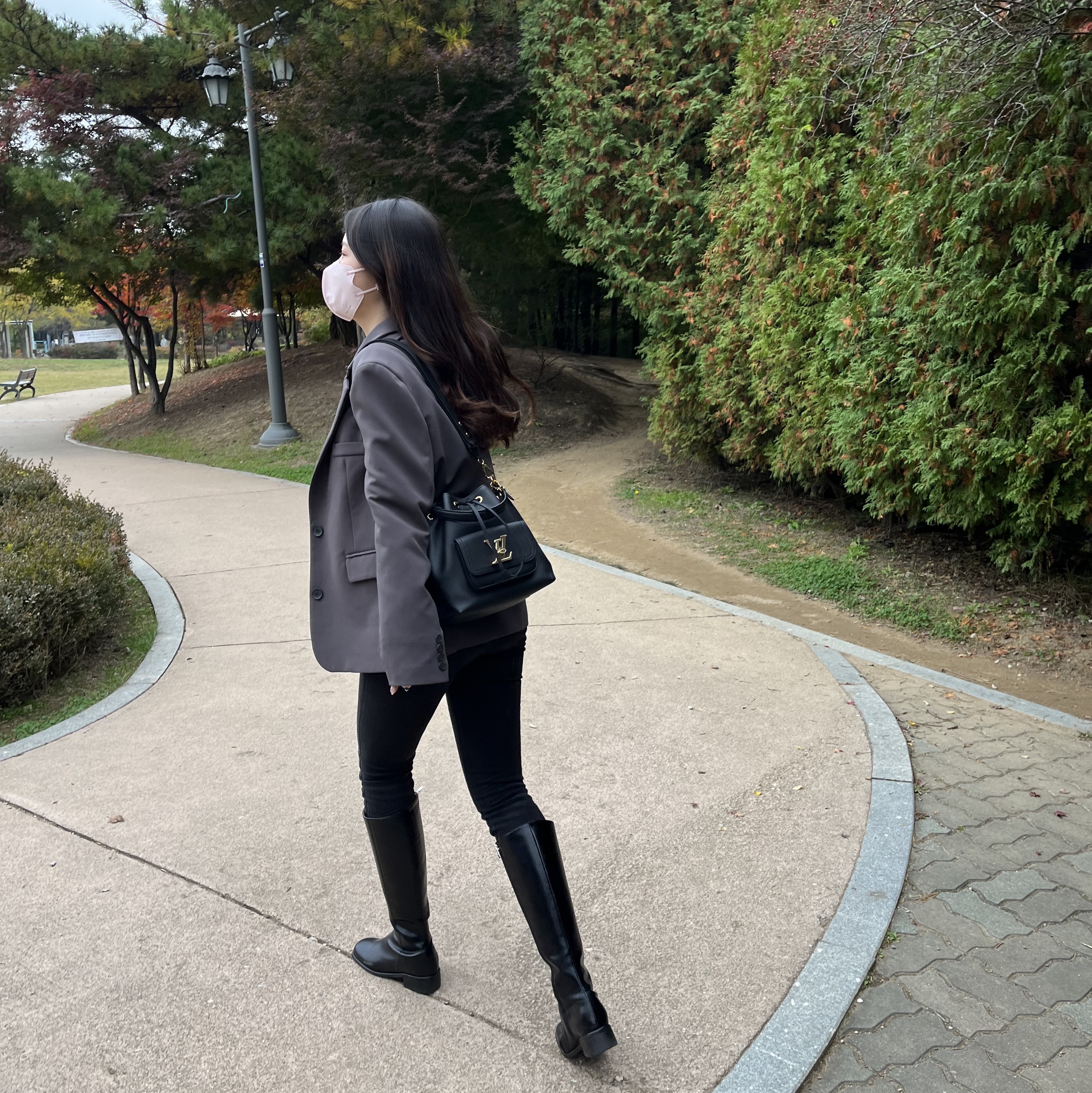 (W) Jordan 1 Retro High OG Atmosphere, (W) The North Face Nuptse Short Jacket Rose Tan 착용 스타일 - 4
