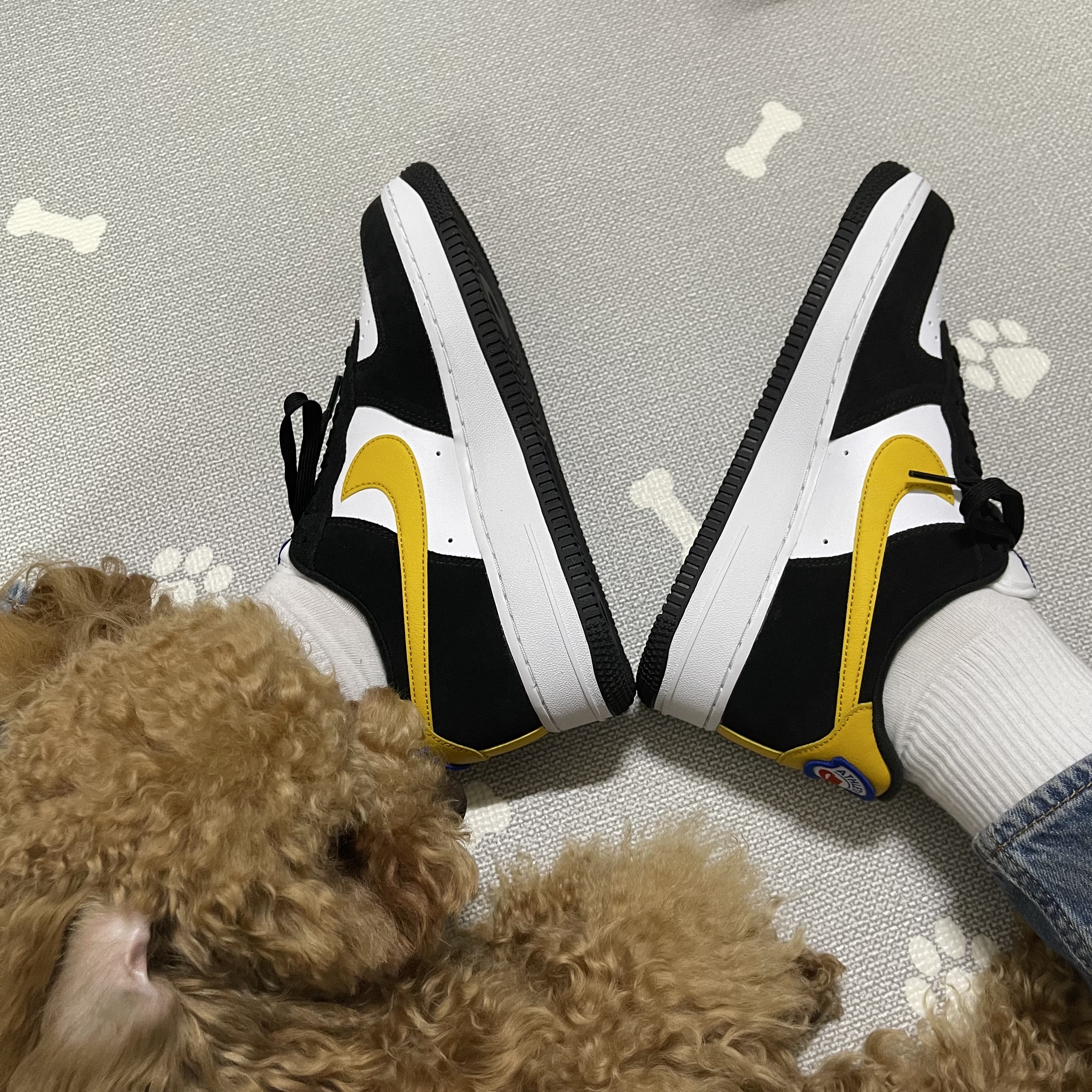 Nike Air Force 1 '07 LV8 Athletic Club Black Dark Sulfur 착용 스타일
