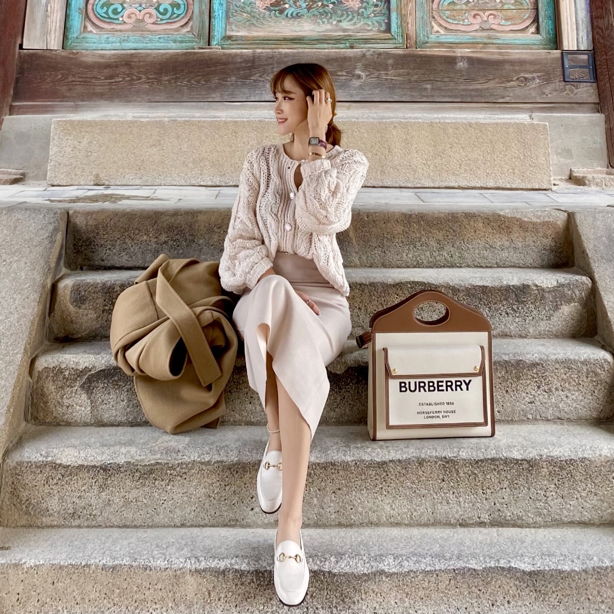 Burberry Mini Two-Tone Canvas and Leather Pocket Bag Natural Malt Brown 착용 스타일 - 1