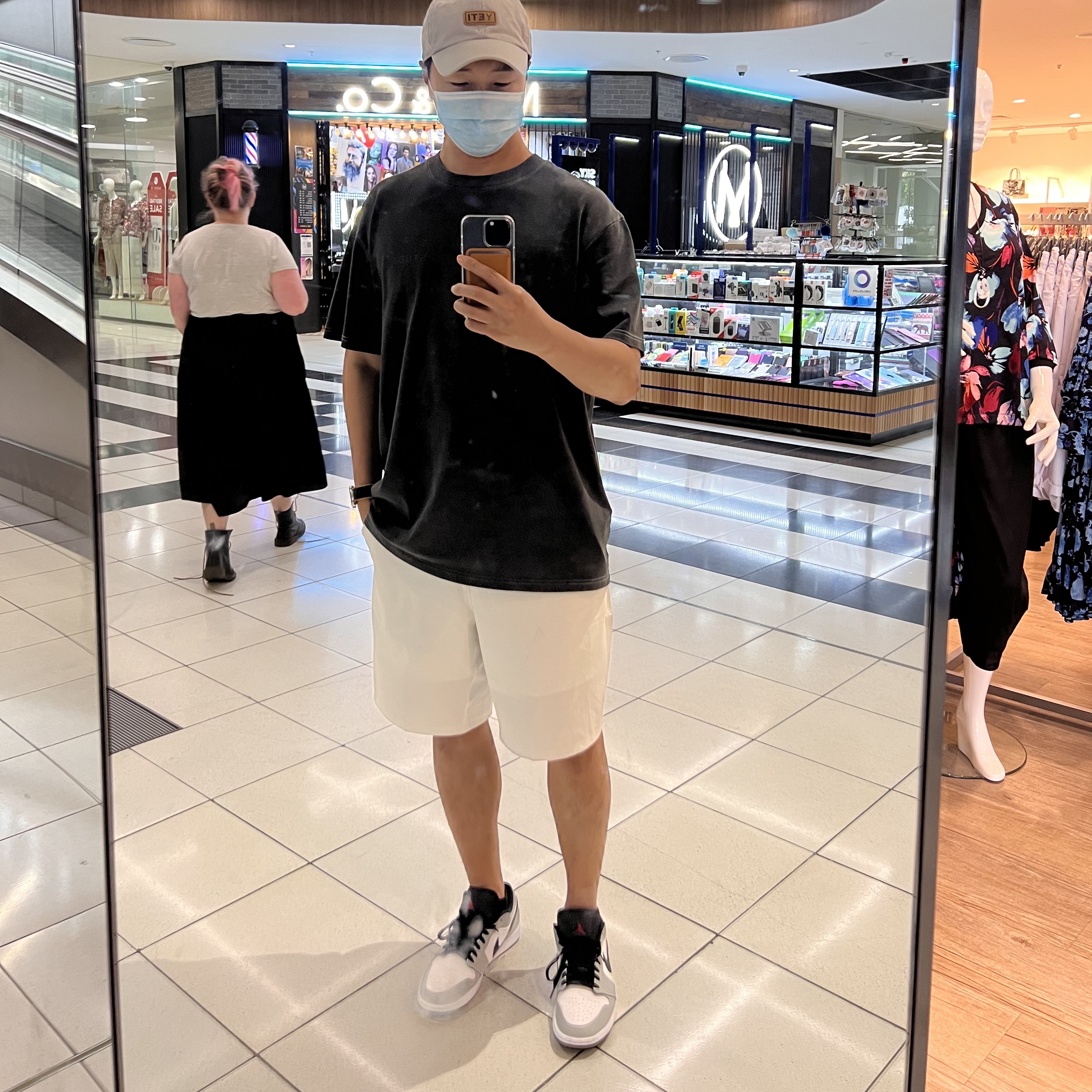 Jordan 1 Low Light Smoke Grey, IAB Studio Pigment T-Shirt Black 착용 스타일 - 1