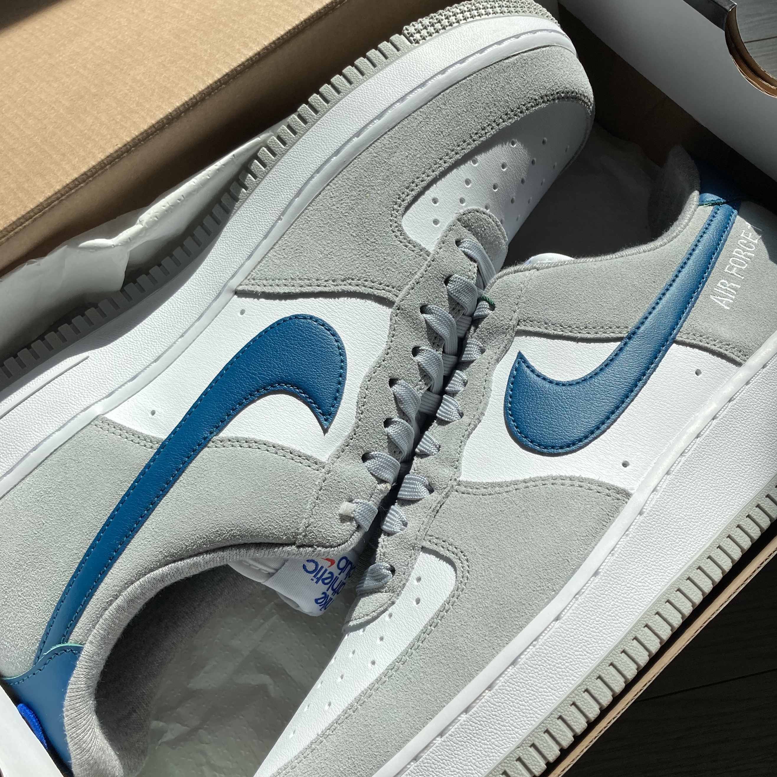 Nike Air Force 1 '07 LV8 Athletic Club Light Smoke Grey Marina 착용 스타일