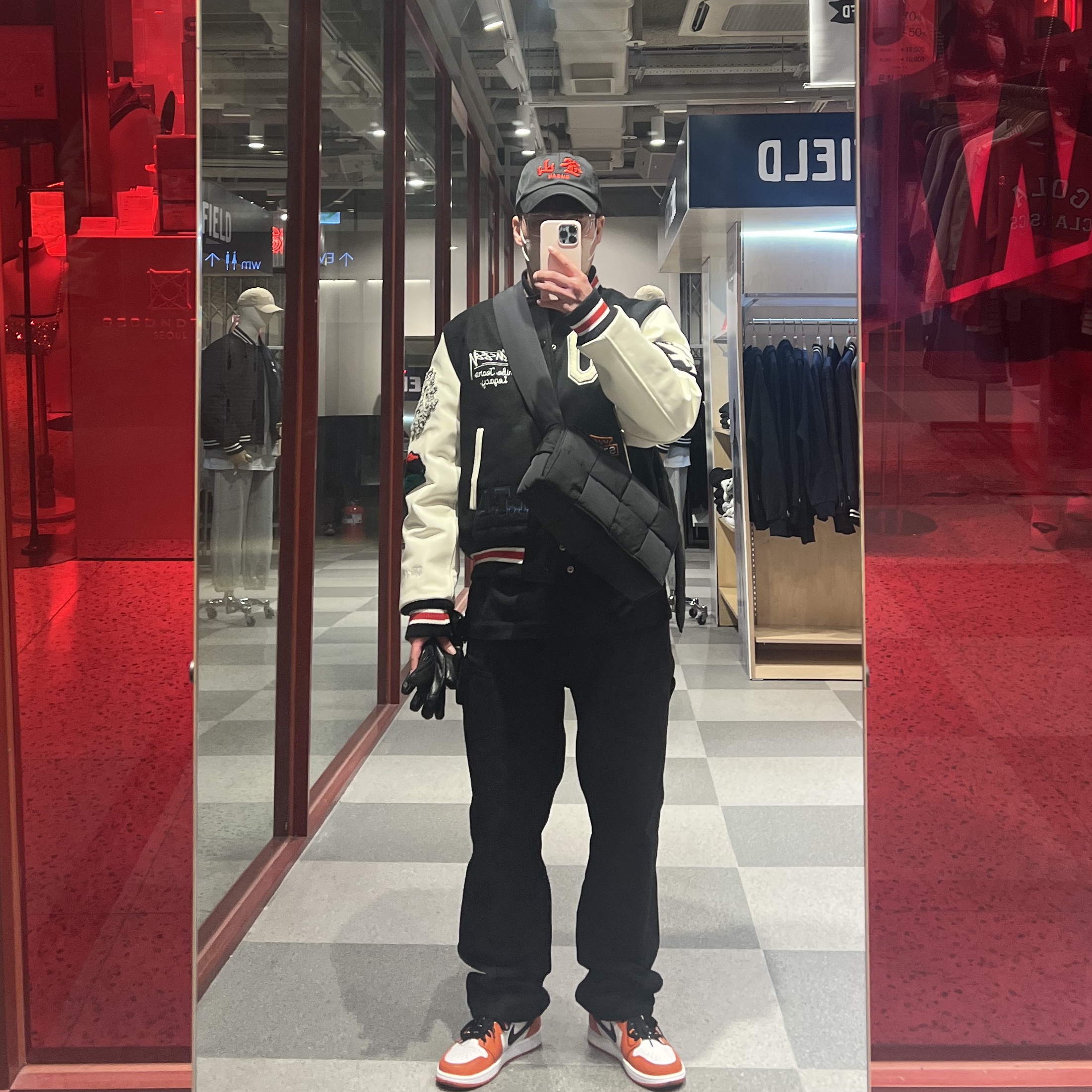 Jordan 1 Low OG Starfish, Darkr8m Studio Busan Red Logo Cap 착용 스타일