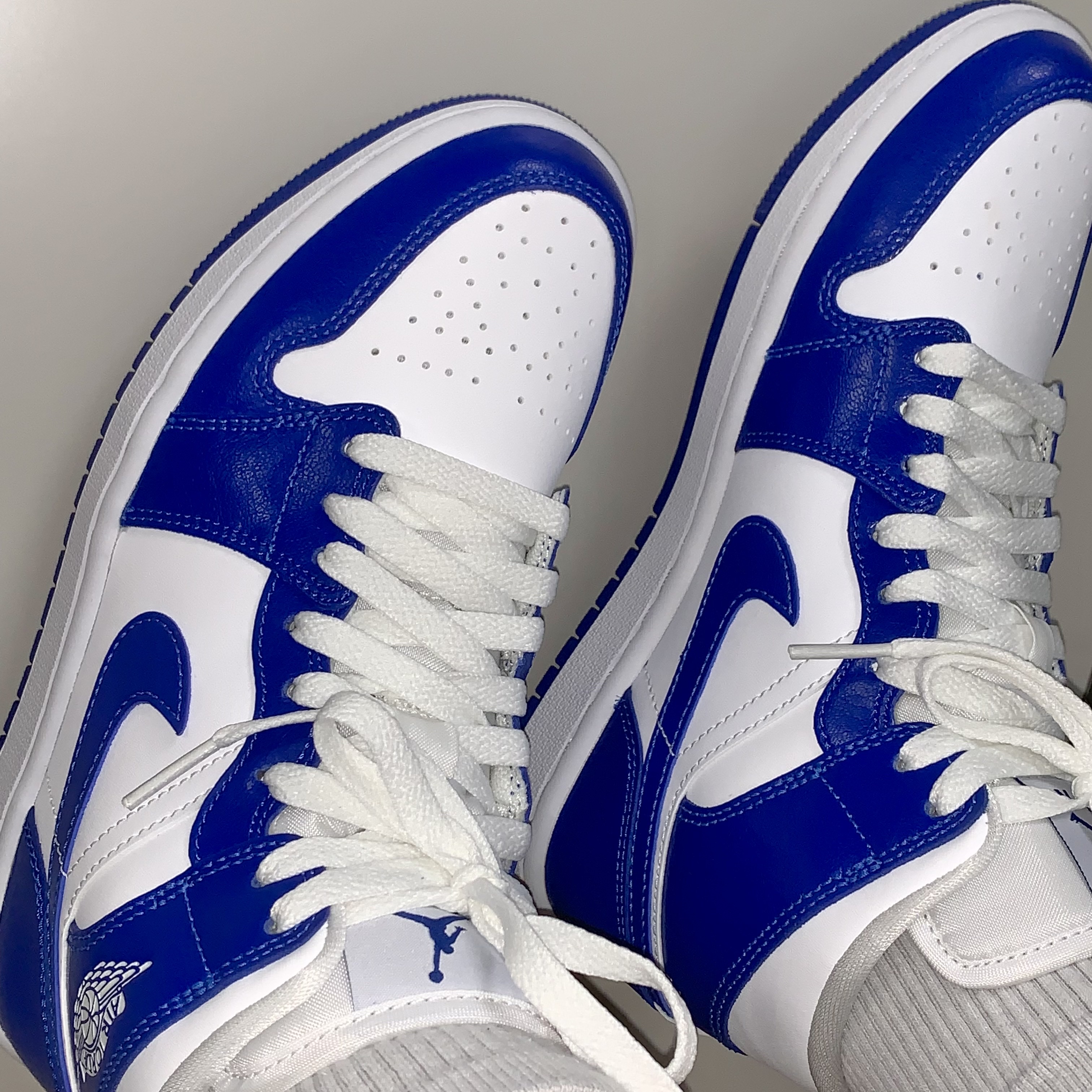 (W) Jordan 1 Mid White Hyper Royal 착용 스타일 - 2