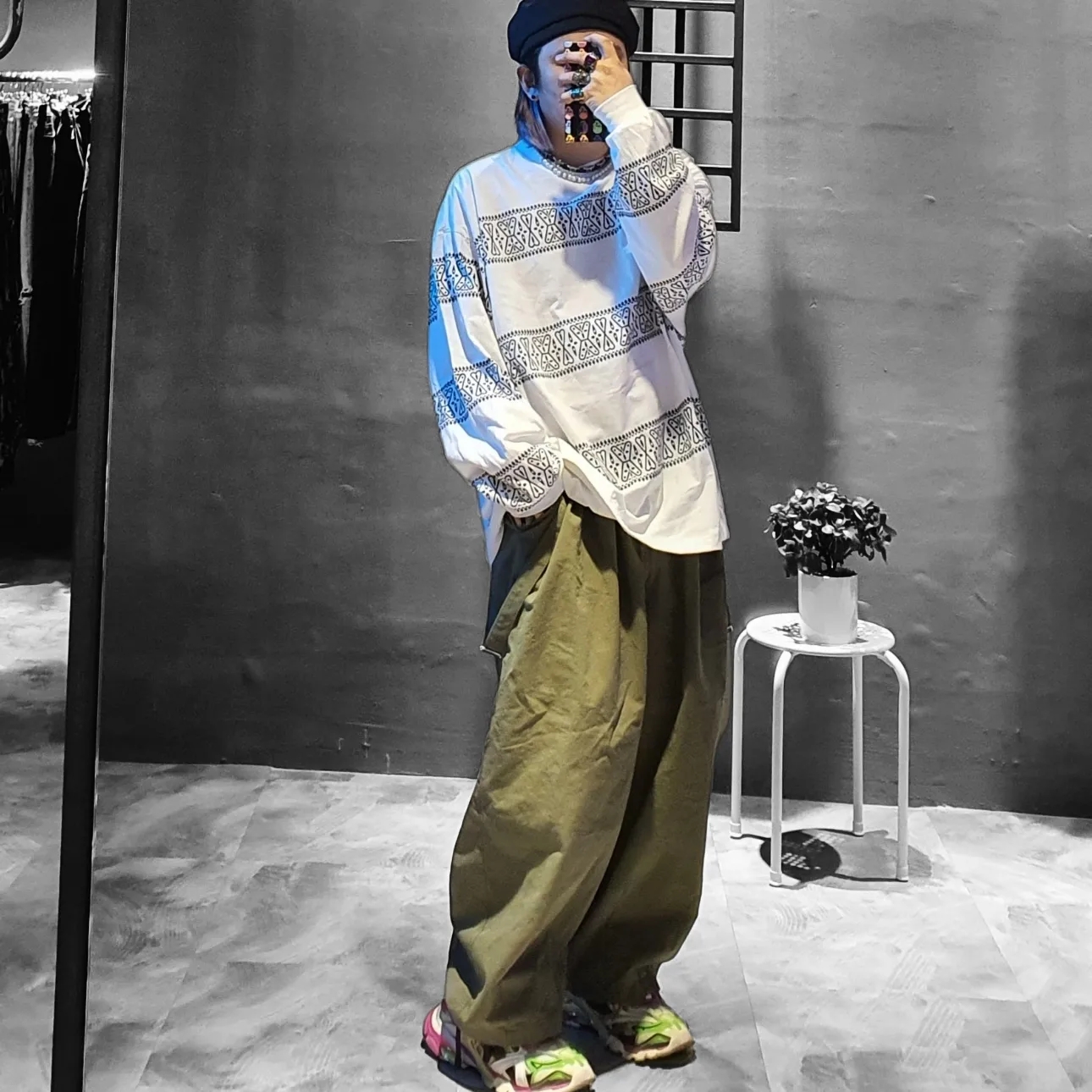 Balenciaga Track.2 Sneakers White Green Pink 착용 스타일 - 4