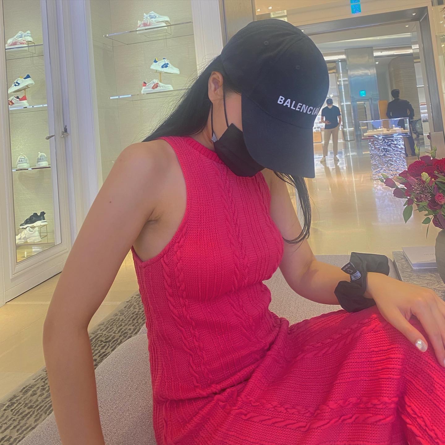 Balenciaga Logo Cap Black, Gucci GG Marmont Matelasse Mini Bucket Bag Black 착용 스타일 - 4