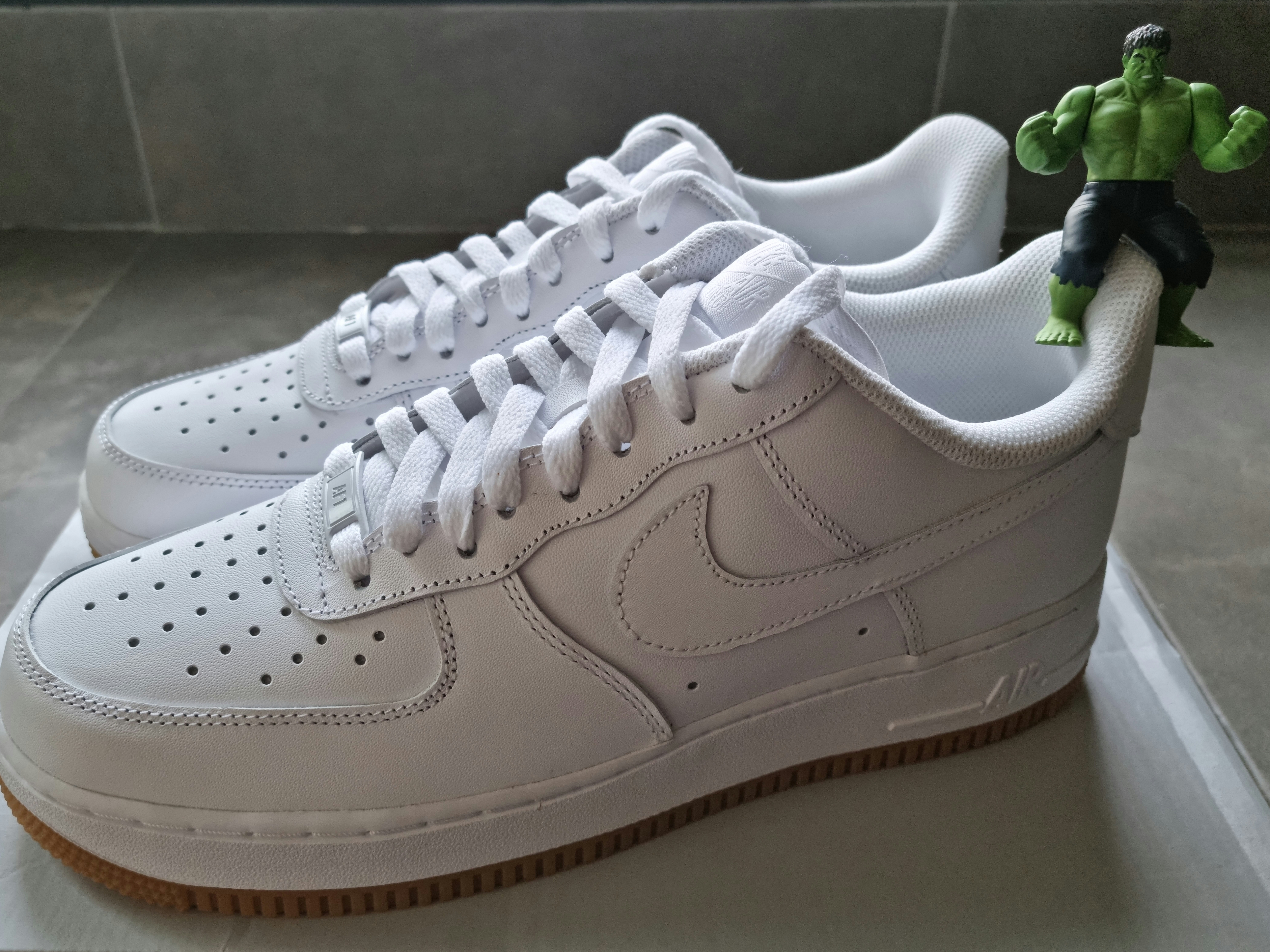 Nike Air Force 1 '07 White Gum Light Brown 착용 스타일 - 2