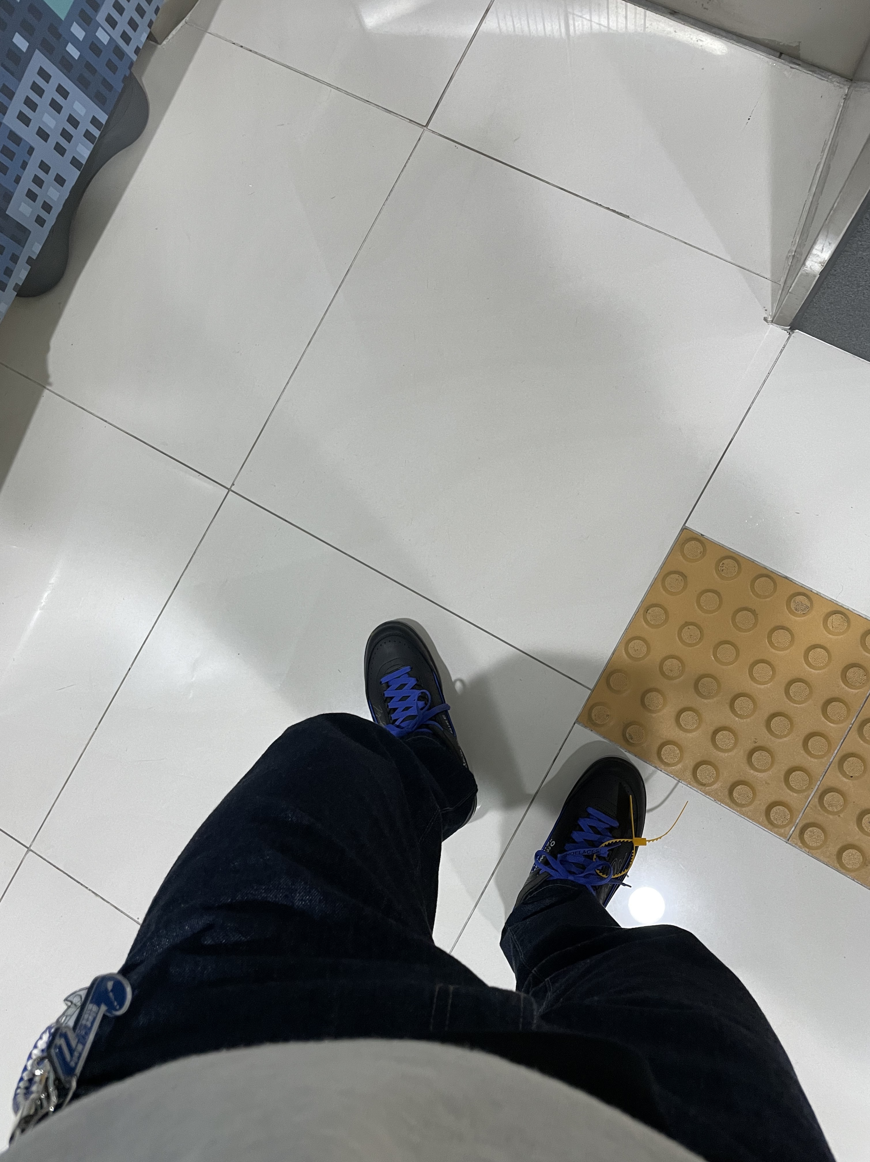 Jordan 2 x Off-White Retro Low SP Black and Varsity Royal 착용 스타일 - 2