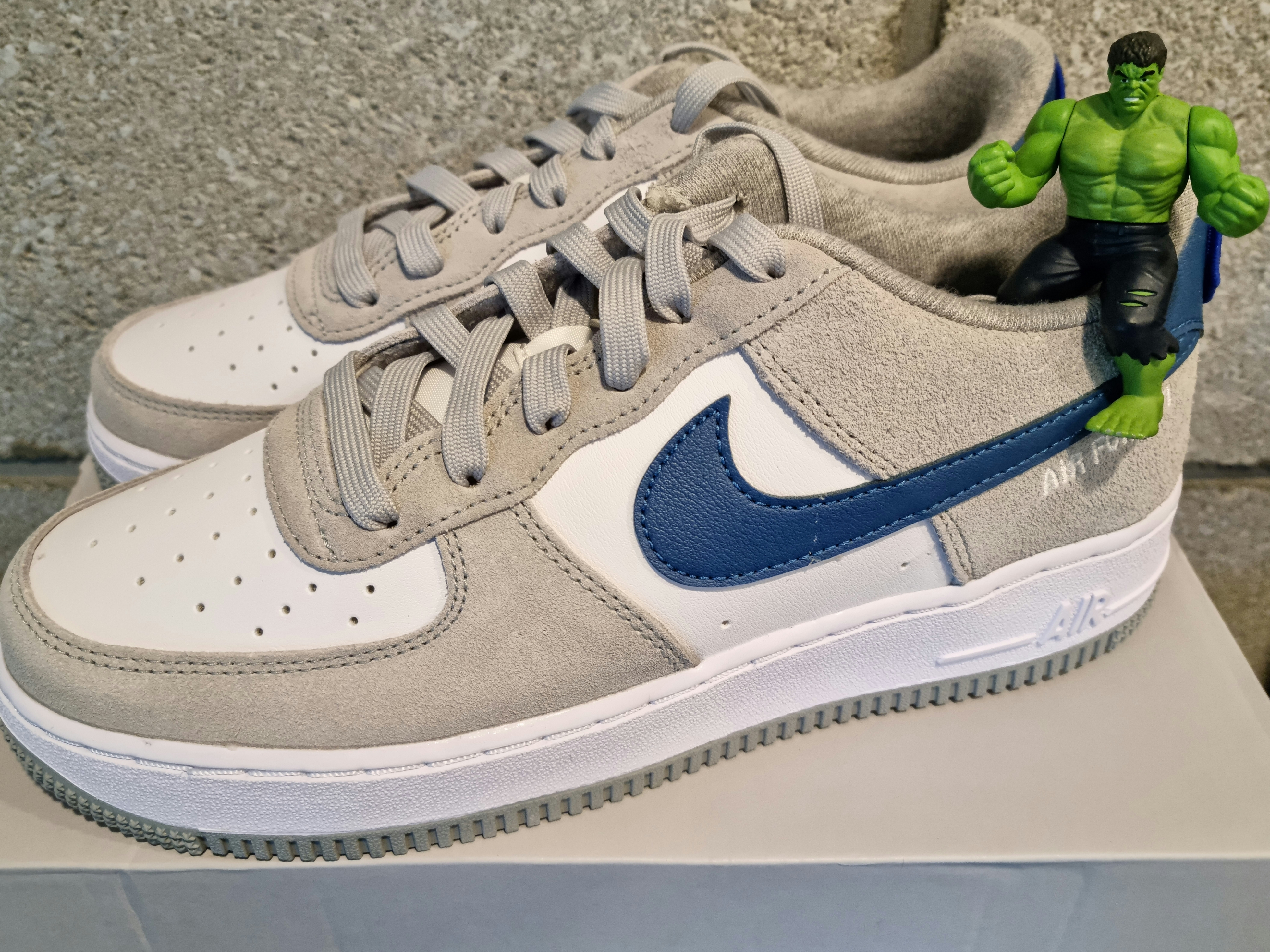 (GS) Nike Air Force 1 LV8 Athletic Club Light Smoke Grey Marina 착용 스타일 - 1