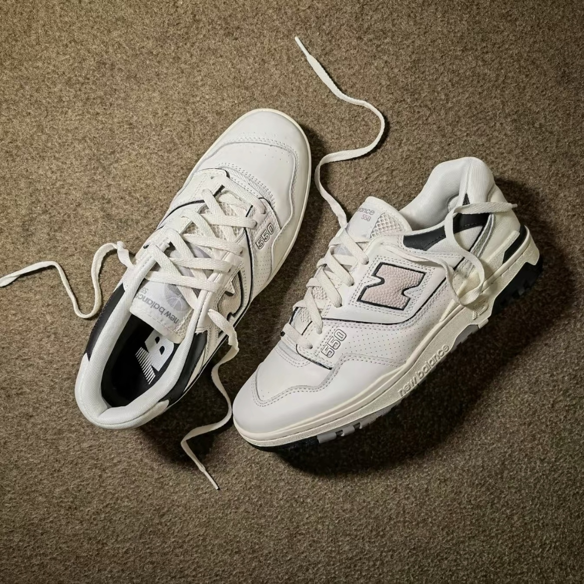 New Balance 550 White Grey - 2E Wide 착용 스타일 - 1