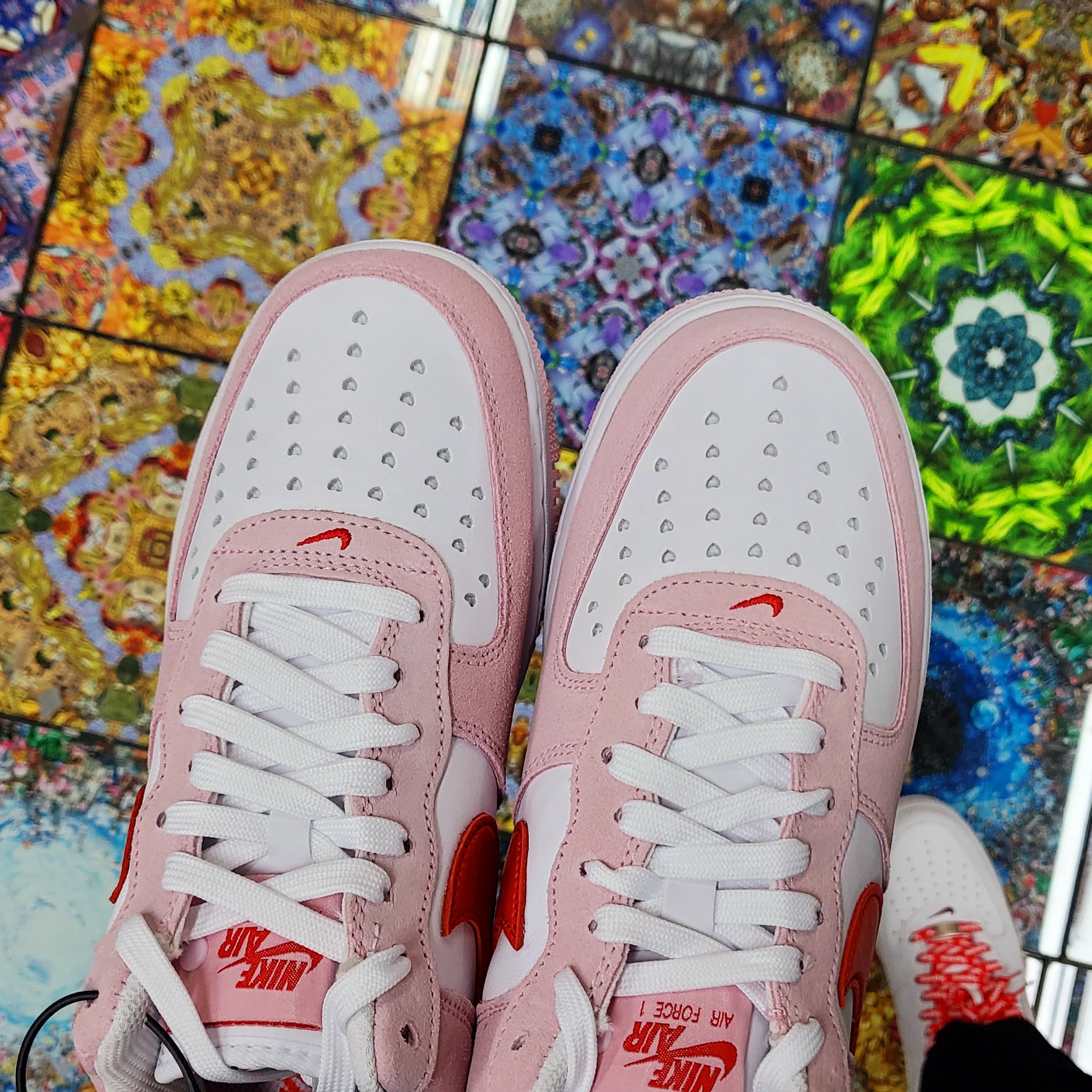 Nike Air Force 1 '07 QS Valentine's Day 착용 스타일 - 3