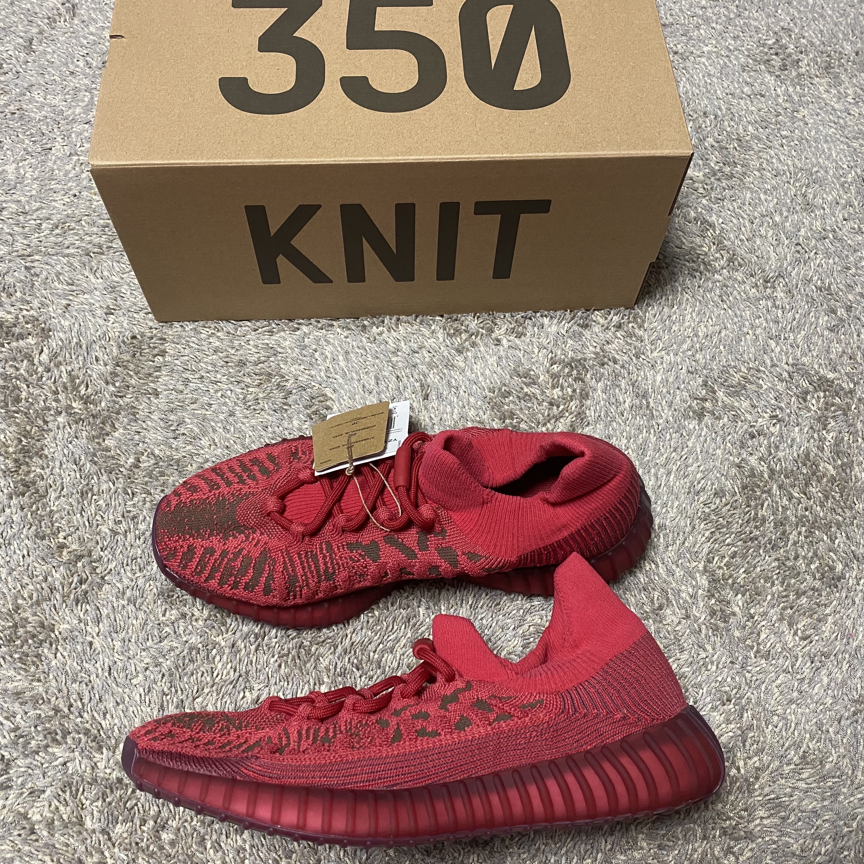 Adidas Yeezy 350 V2 CMPCT Slate Red 착용 스타일
