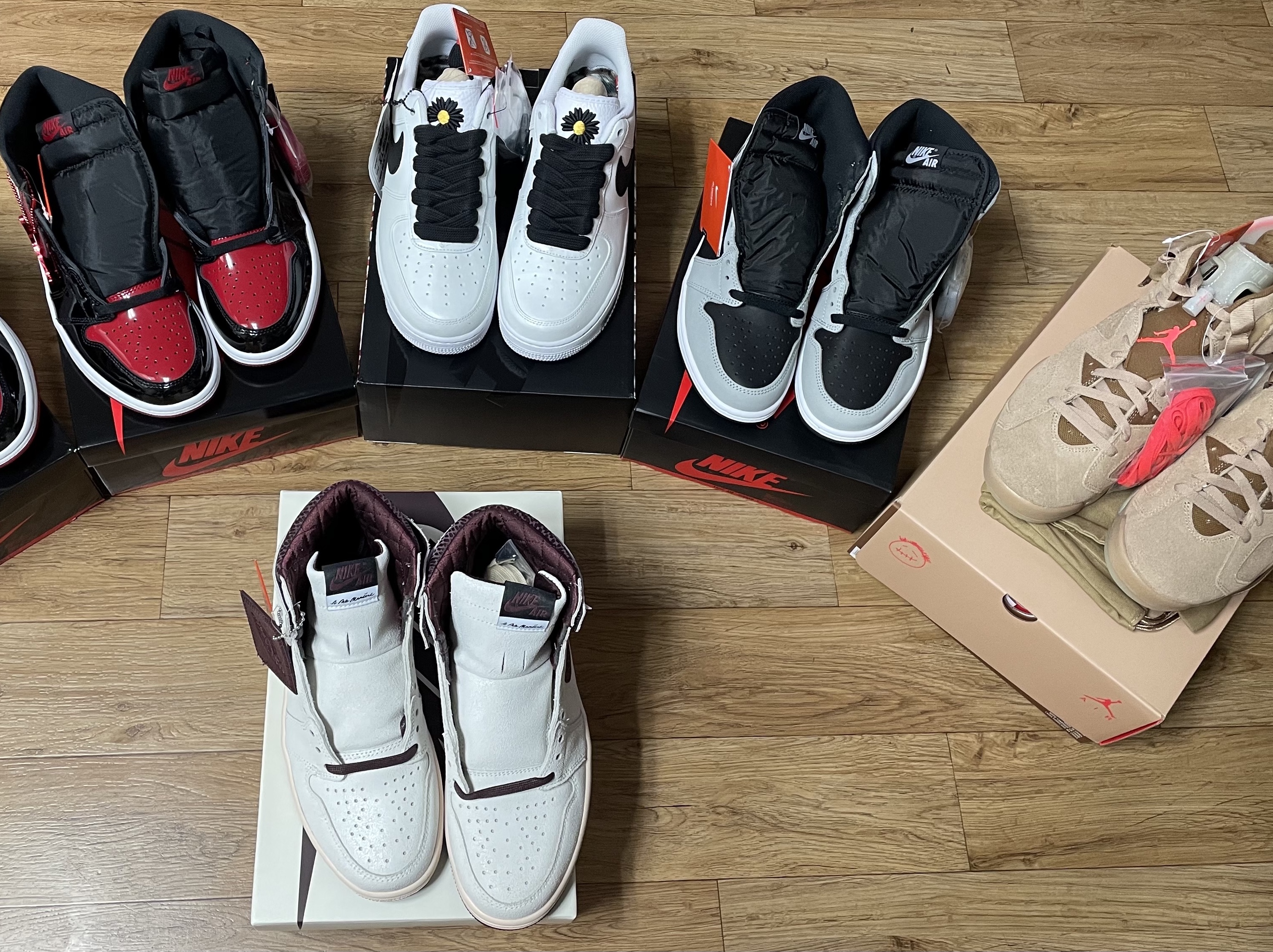 Jordan 1 x A Ma Maniere Retro High OG SP Sail and Burgundy, Nike x Peaceminusone Air Force 1 Low Para-Noise 2.0 착용 스타일