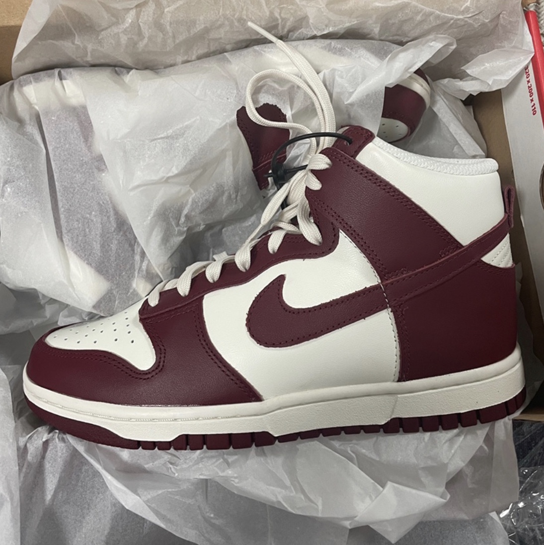 (W) Nike Dunk High Team Red 착용 스타일 - 1