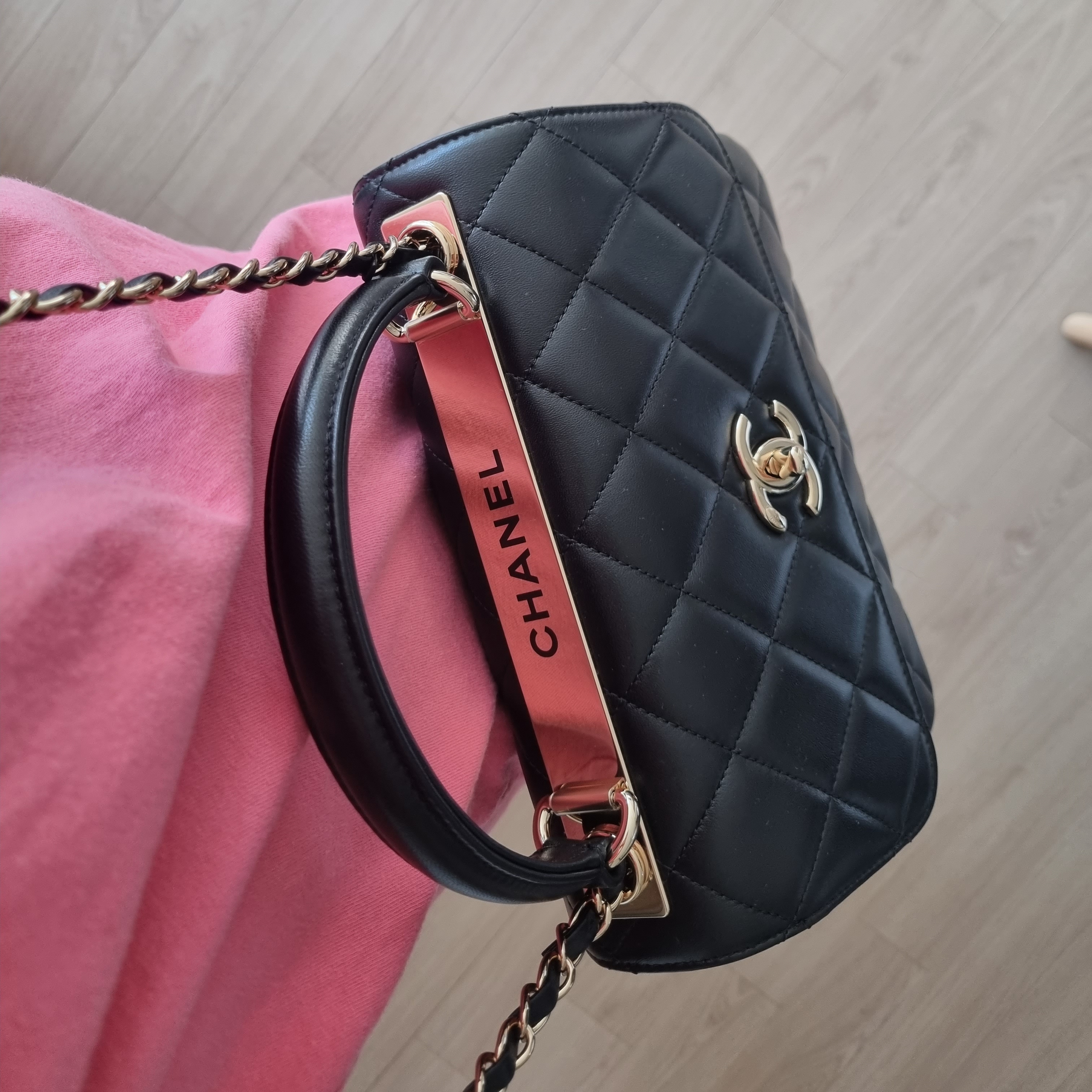 Chanel Small Flap Bag with Top Handle Lambskin & Gold Black 착용 스타일 - 1